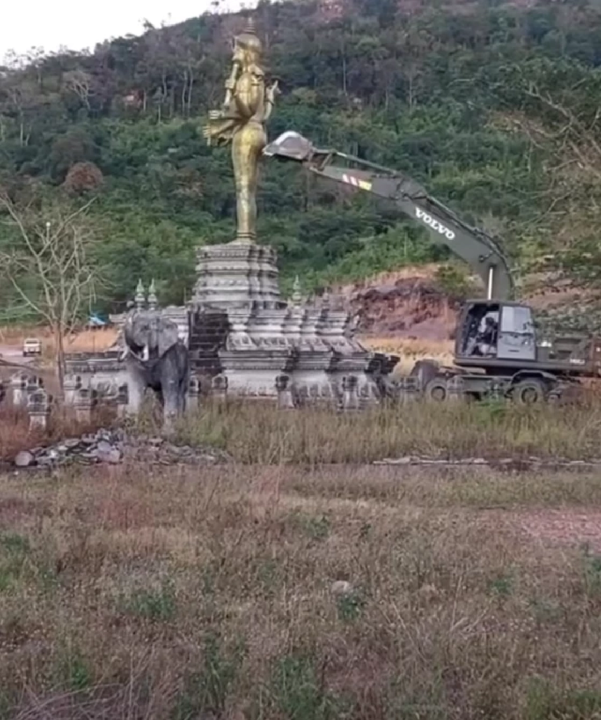 เปิดสาเหตุ ทหารช่างลุยรื้อรูปปั้นช่องอานม้า ไม่คิดเก็บเอาไว้