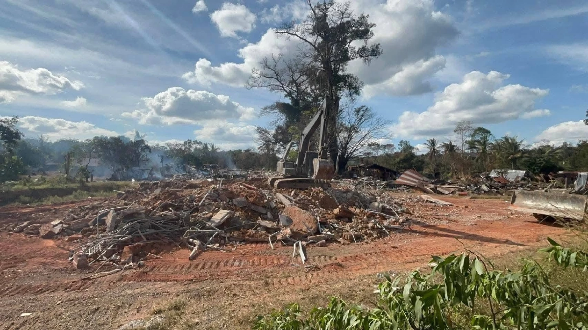 ทหารช่าง ทบ. ขุดรื้ออนุสาวรีย์–กวาดล้างตลาดกัมพูชา หลังยึดคืน