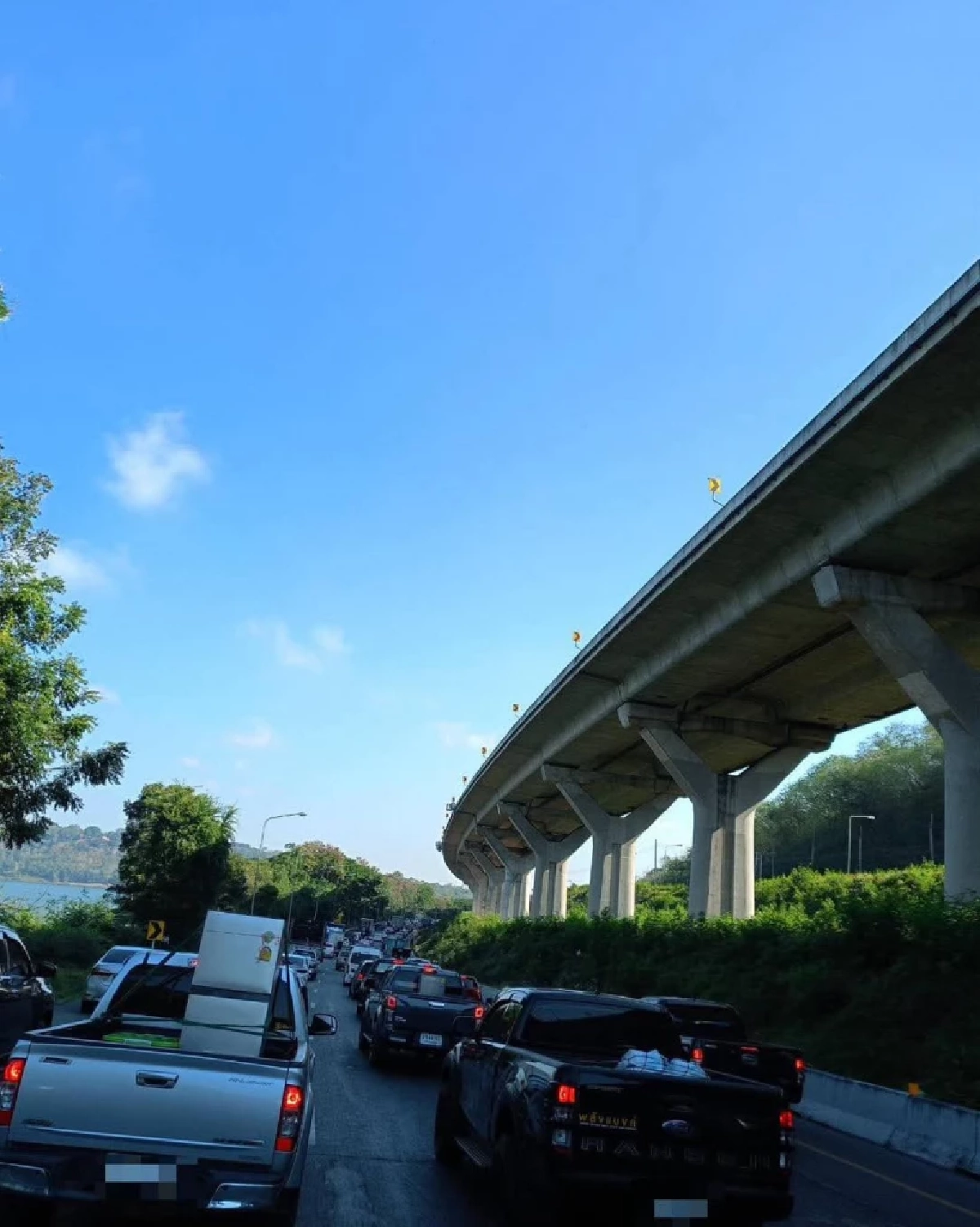 ถนนมิตรภาพ ช่วงลำตะคอง รถแน่นเอี้ยด ท้ายแถวสะสมยาว