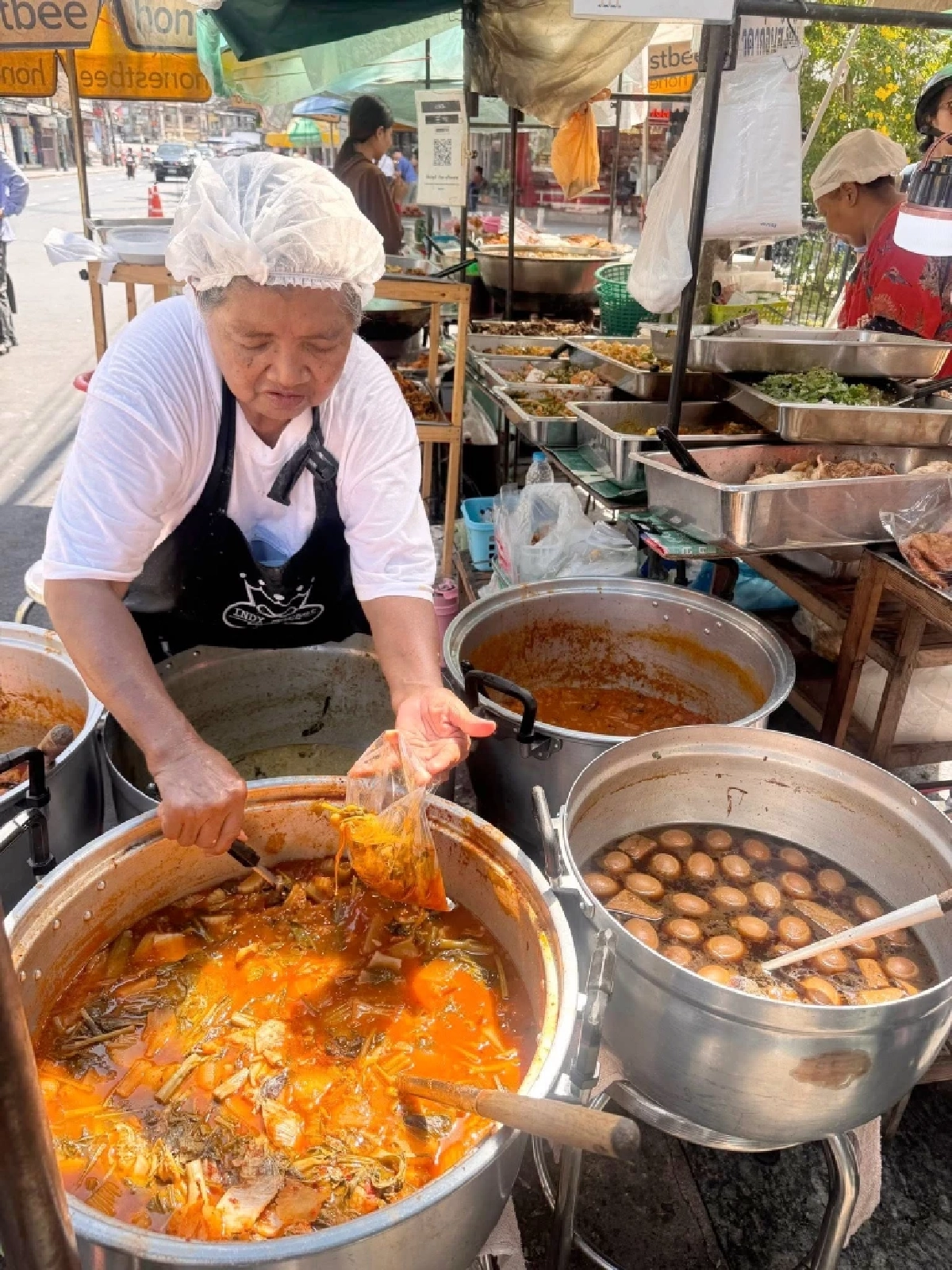 ใครจะคิด ลูกชายป้าติ๋มตักแกง แท้จริงเป็นเจ้าของตลาดดัง