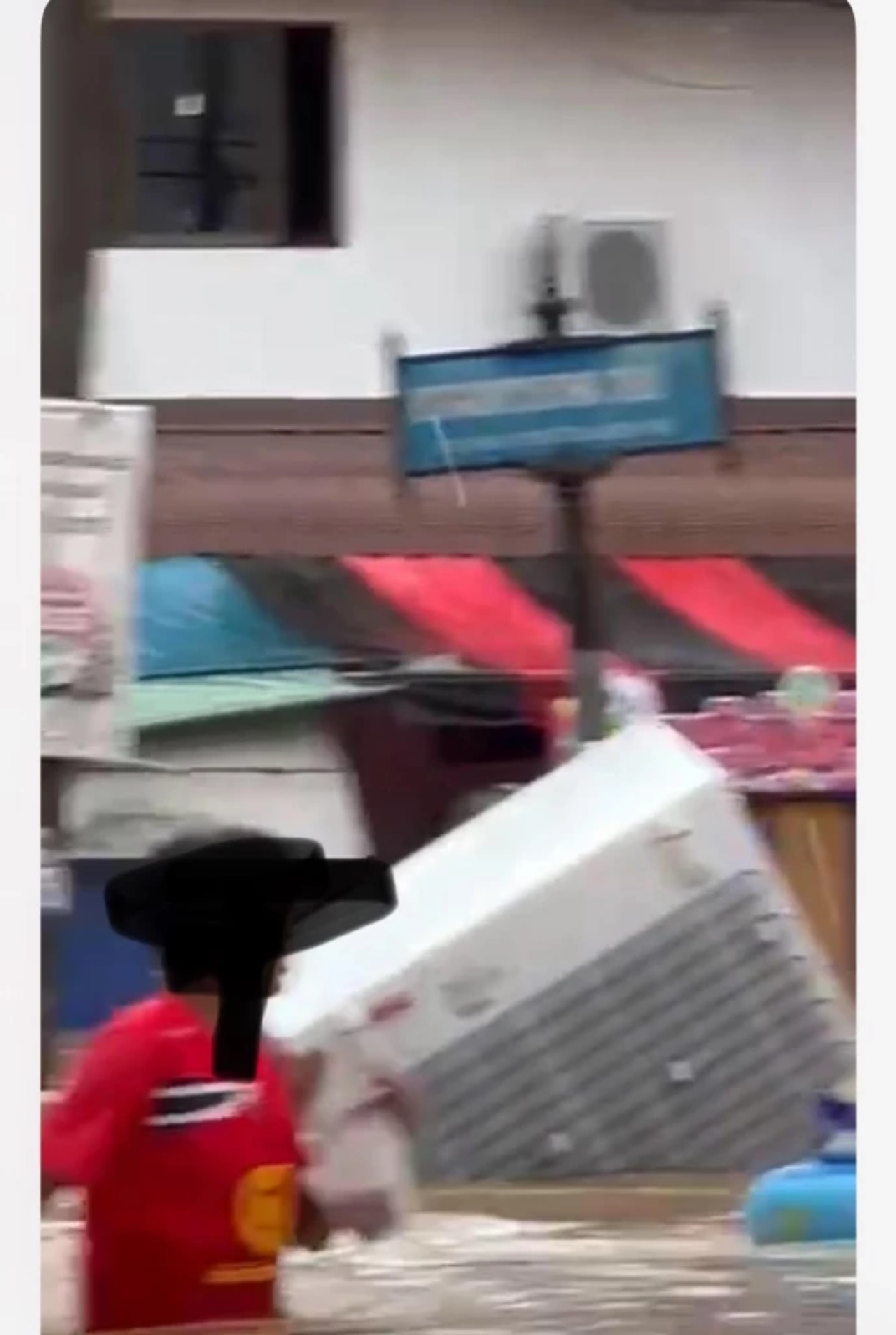 รีบเอามาคืน! ชาวบ้านโวยหนุ่มเสื้อแดงเอาไมโครเวฟ–ตู้แช่ไป