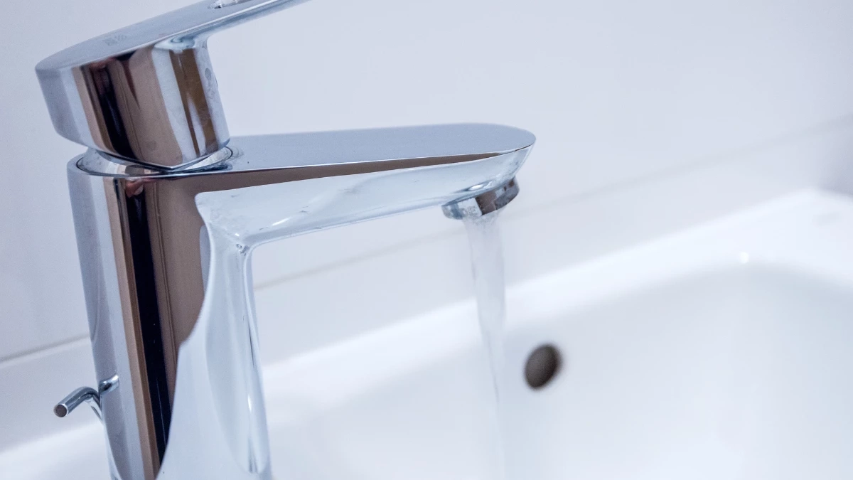 คราบก๊อกน้ำหายวับ! สูตรเช็ดไม่ต้องขัดแรง ก๊อกใสเหมือนได้ใหม่