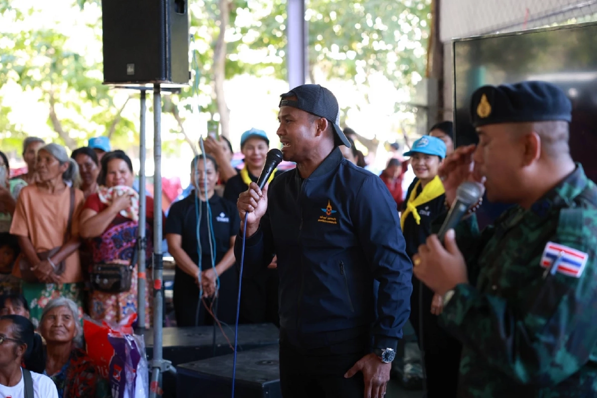 บัวขาว ร่วมมอบสิ่งของ–สร้างรอยยิ้มผู้ประสบภัยศูนย์พักพิงฯ