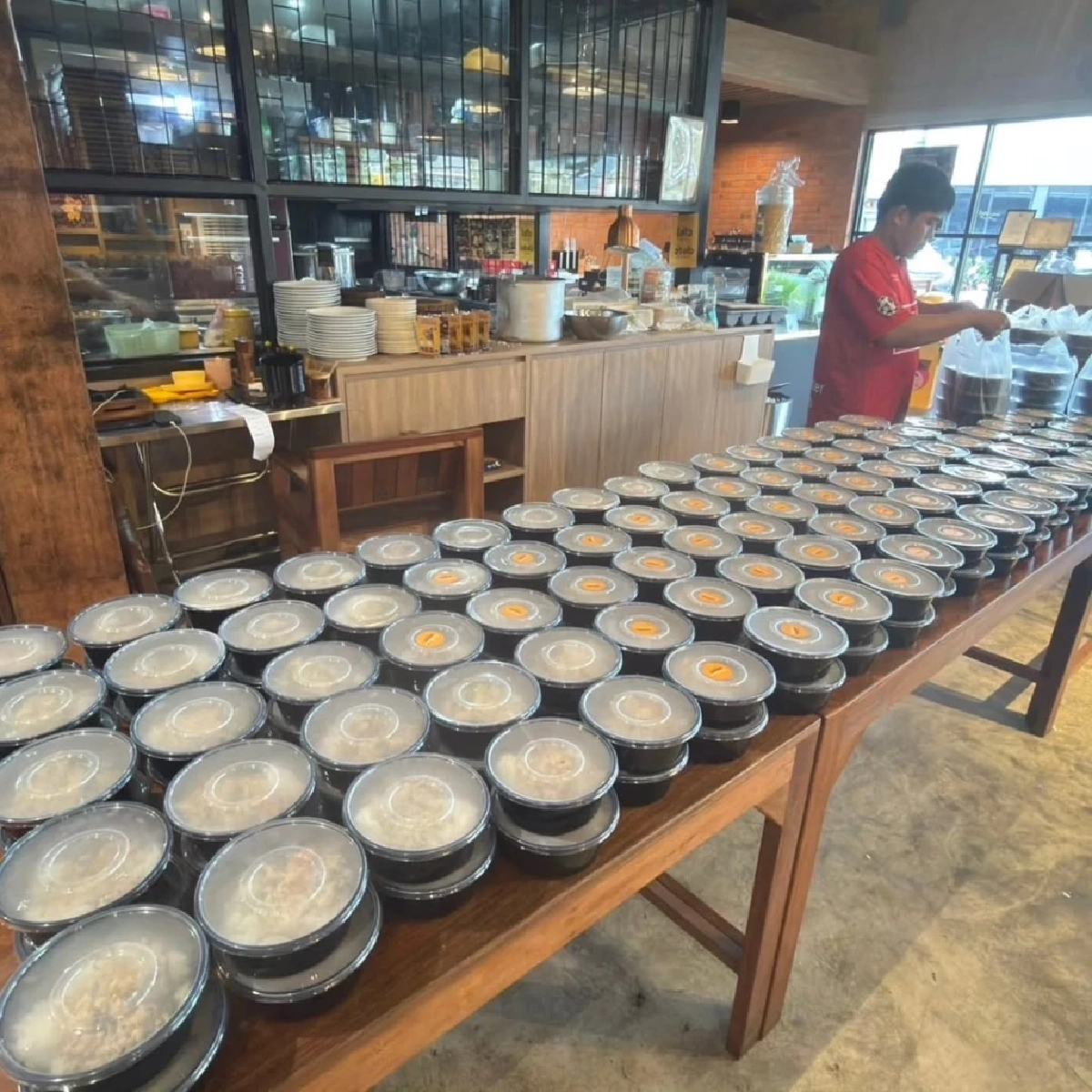 น้ำใจไม่เคยขาด ก้อย รัชวิน ลุยประสานงานโรงครัว ส่งข้าวกล่อง