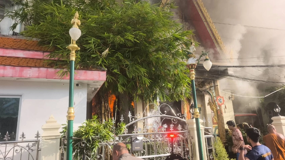 ไฟไหม้กุฏิพระวัดมหาพฤฒารามย่านบางรัก เจ้าหน้าที่เร่งคุมเพลิง