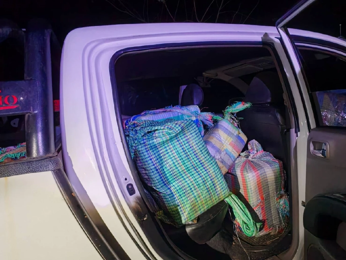 หน่วยเฉพาะกิจทัพเจ้าตากสกัดจับยาบ้า 2.8 ล้านเม็ด คนขับหลบหนี!