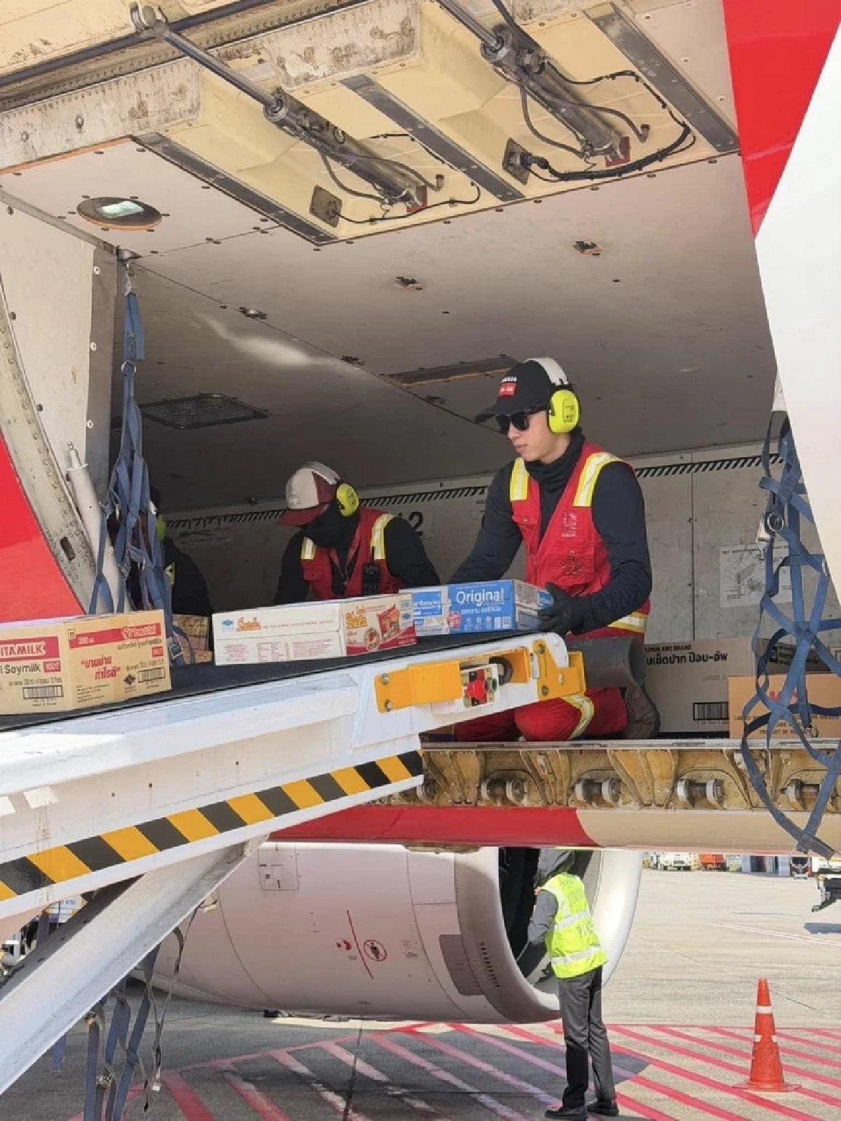 "แอร์เอเชีย" ขนส่งความห่วงใยคนไทยสู่ผู้ประสบอุทกภัยหาดใหญ่-นราธิวาส 