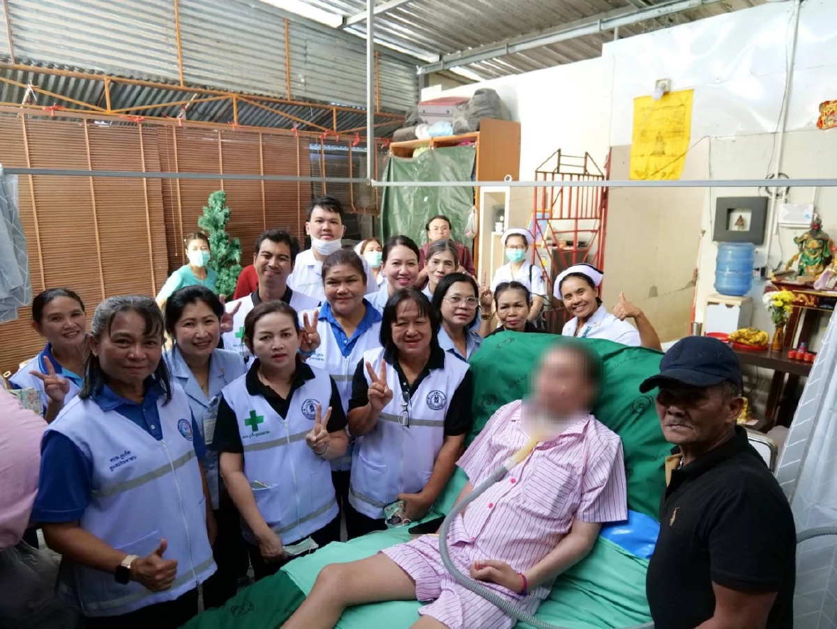 แห่ยินดี ผู้ป่วยอุบัติเหตุ นอนรพ.มา 14 ปี ล่าสุดกลับบ้านได้แล้ว