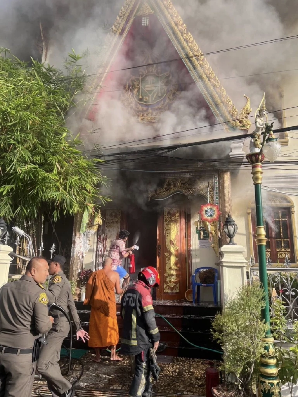 ไฟไหม้กุฏิพระวัดมหาพฤฒารามย่านบางรัก เจ้าหน้าที่เร่งคุมเพลิง