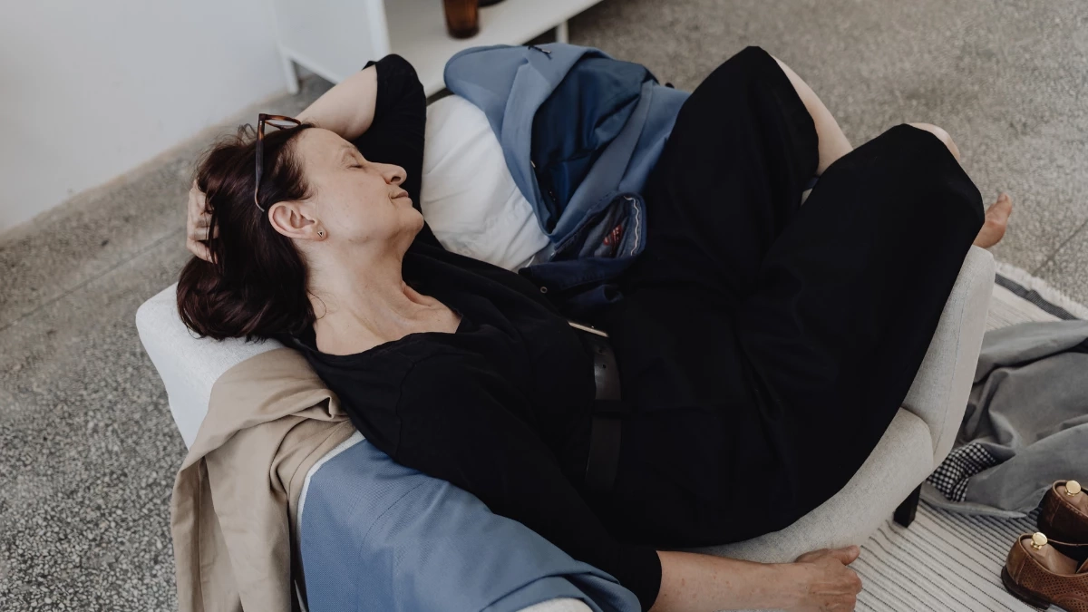 โซฟาผ้าเหม็นอับไม่ต้องซัก! เปิดสูตรอบแห้งธรรมชาติ ลดกลิ่นได้