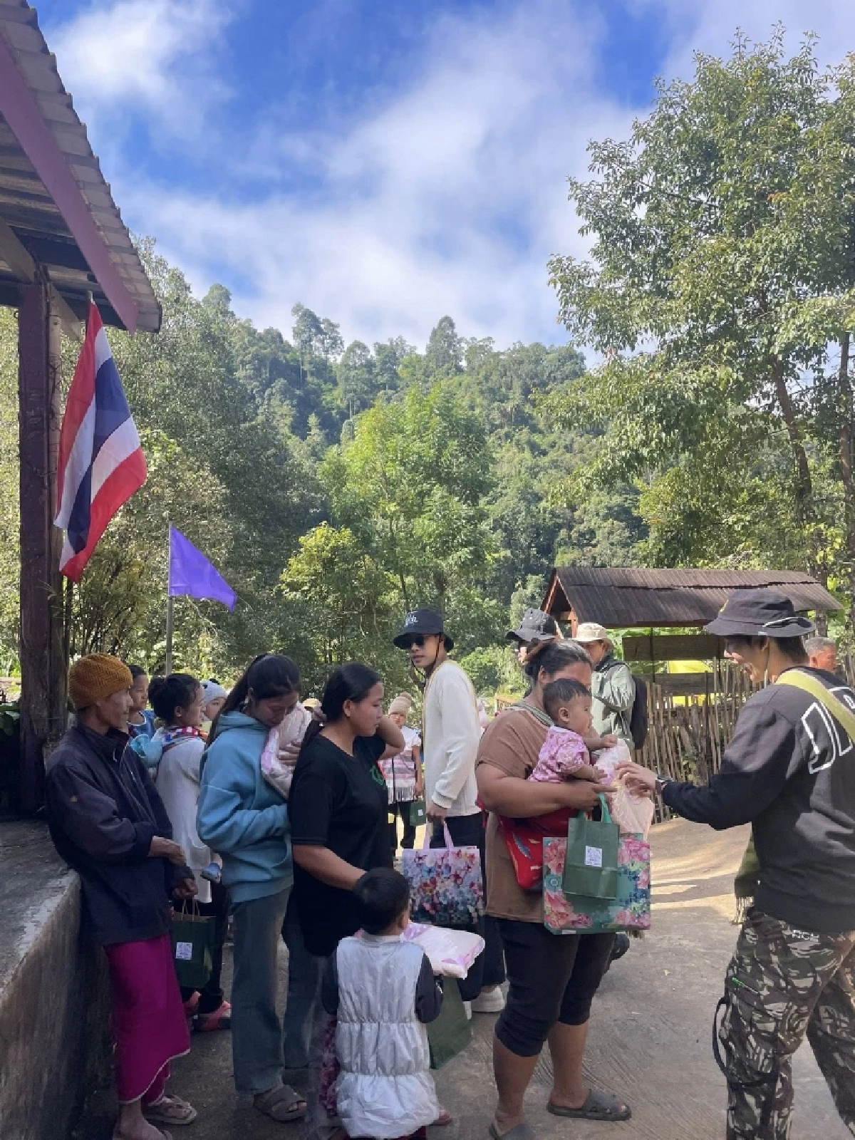 นุ๊ก-ปาย นำทีม “ปันสุขเพื่อน้อง” ปรับปรุงโรงเรียนห่างไกล