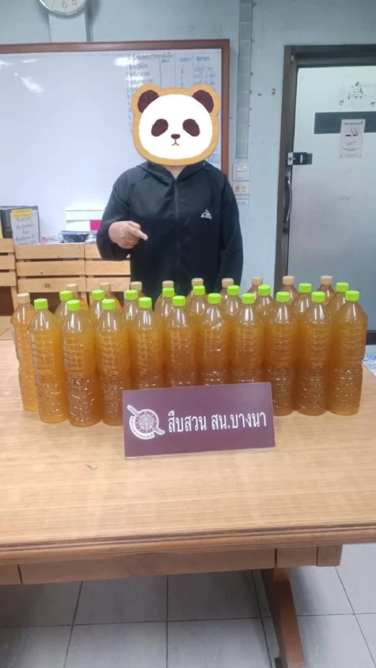 ตำรวจบางนาบุกจับร้านเถื่อน ลักลอบขายน้ำพืชกระท่อมของกลาง 30 ขวด