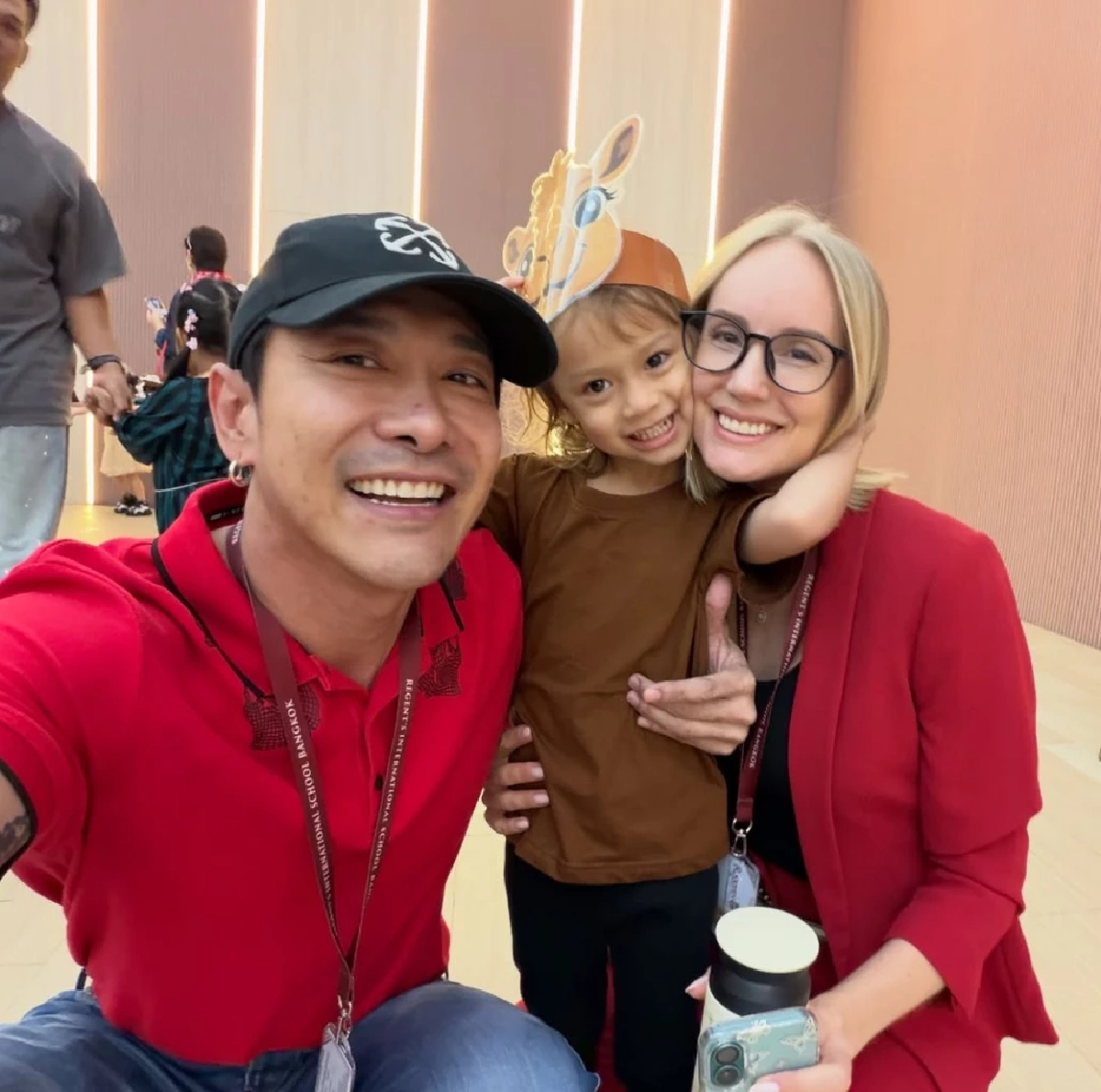 อบอุ่นโชว์ทีมเวิร์กพ่อแม่ ร่วมเชียร์ลูกสาวที่โรงเรียน