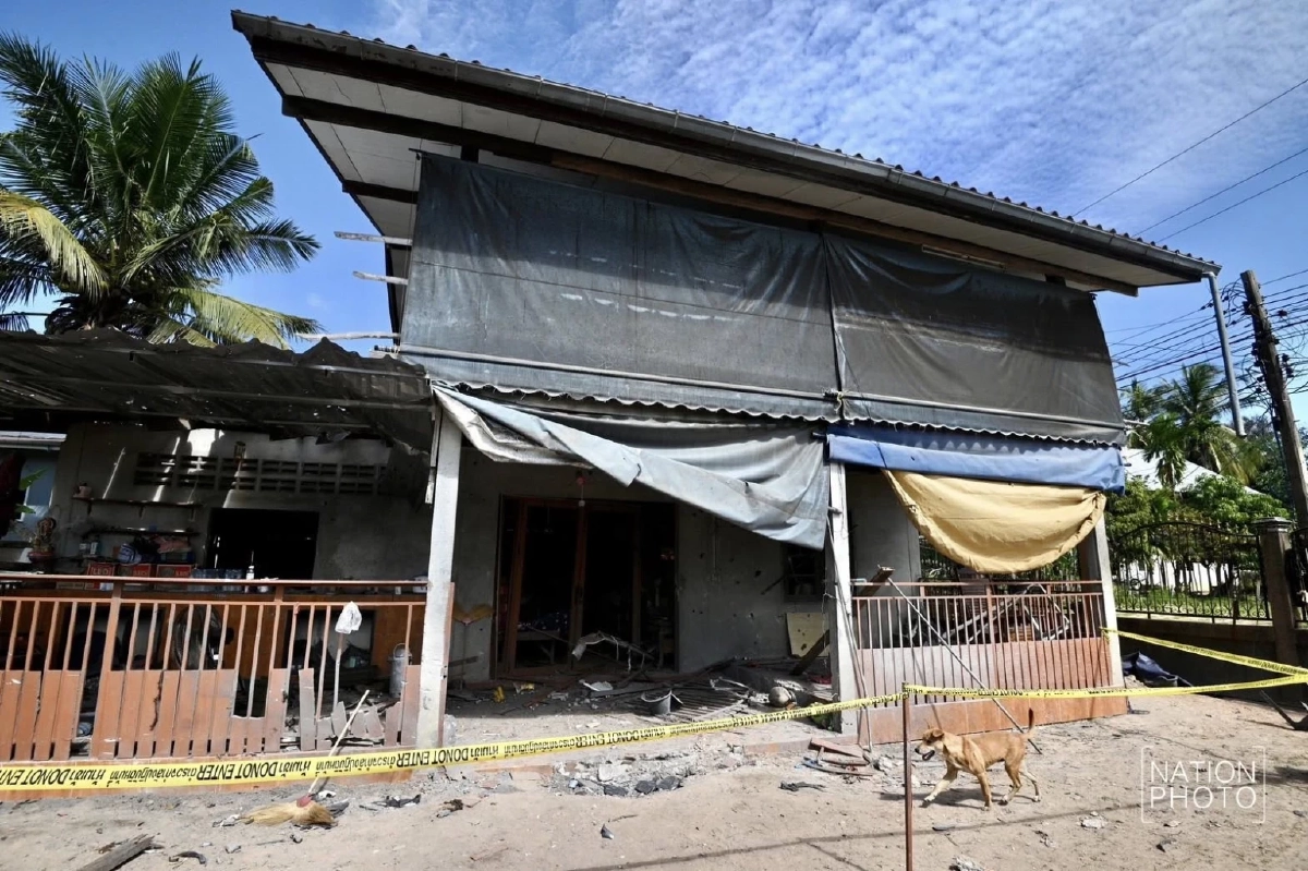 รอดปาฏิหาริย์! สุนัข 8 ตัวปลอดภัย หลัง BM-21 ตกใส่บ้านพังยับ