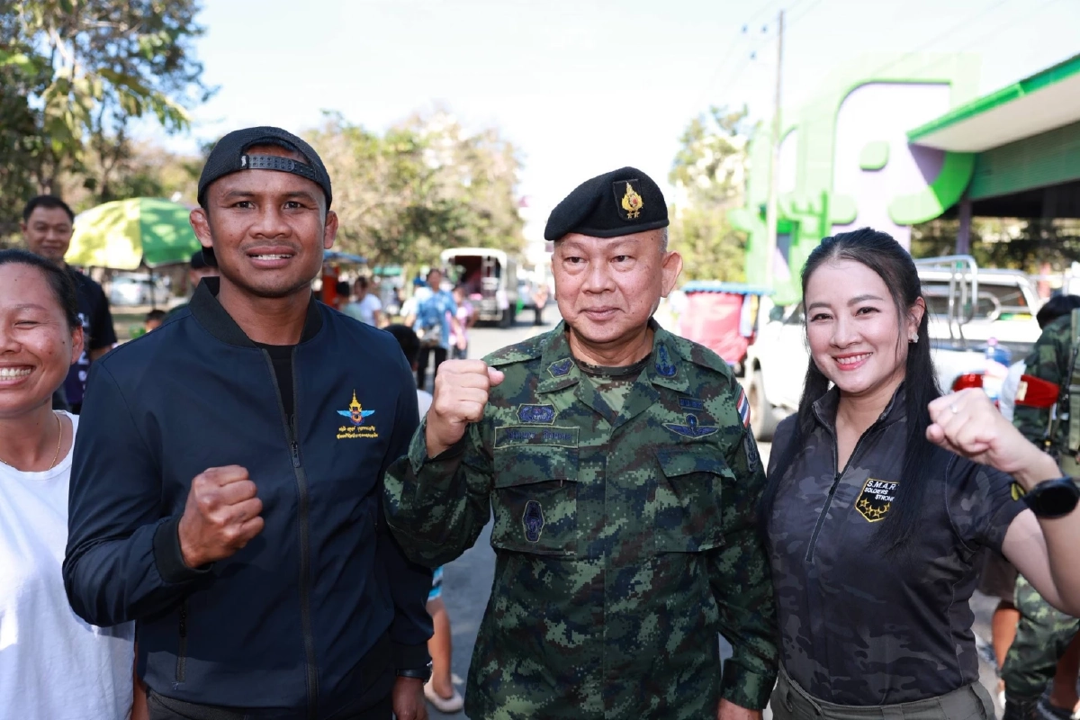 บัวขาว ร่วมมอบสิ่งของ–สร้างรอยยิ้มผู้ประสบภัยศูนย์พักพิงฯ