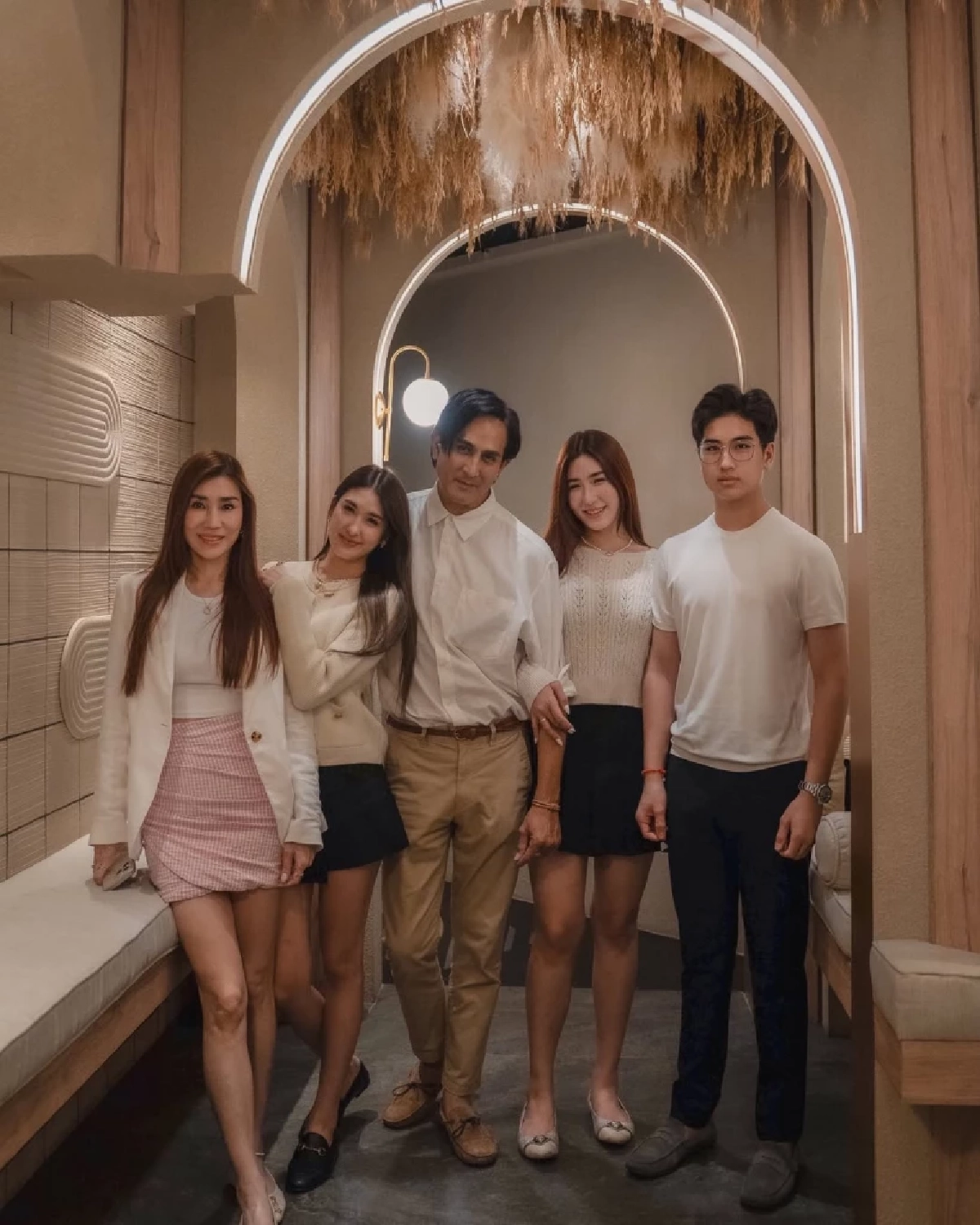 เปิดภาพล่าสุด  ภรรยาของพระเอกในตำนาน สวยจนคอมเมนต์แตก