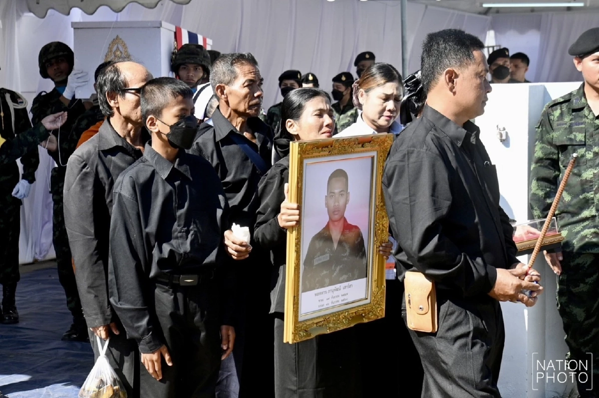 ชาวสุรินทร์หลั่งน้ำตา ยืนโบกธงส่ง 2 ทหารกล้า กลับบ้านสู่อ้อมกอดครอบครัวครั้งสุดท้าย