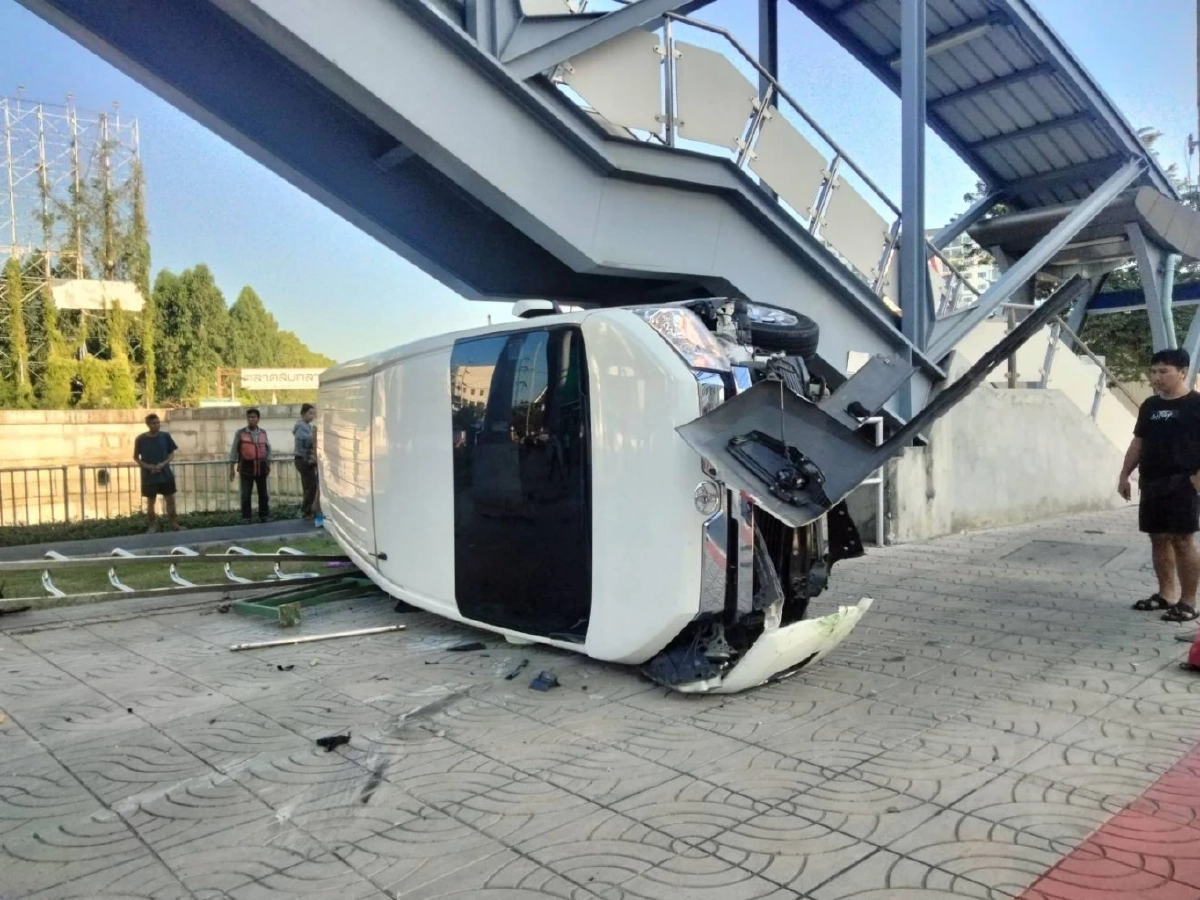 รถตู้เร่งแซงพลาด พุ่งเสยฟุตปาธพลิกคว่ำใต้บันไดสถานีวัดพระศรีฯ