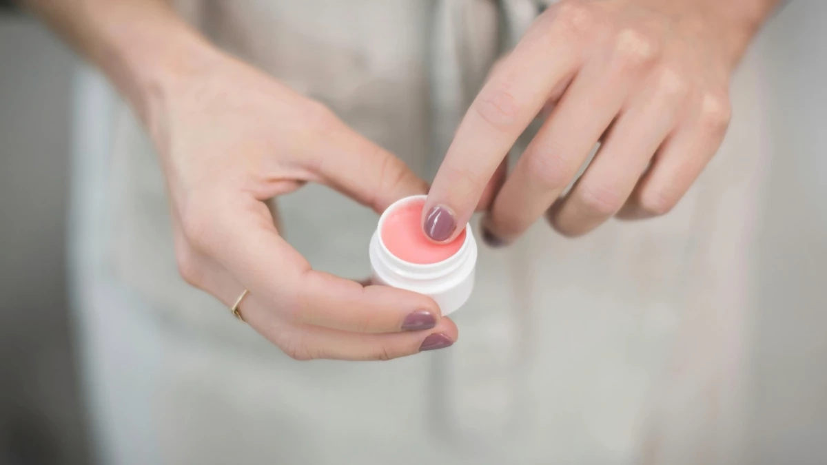 เผยเหตุผลปากแห้ง ทั้งที่อยู่ประเทศร้อน เพราะทาลิปมันผิดวิธี