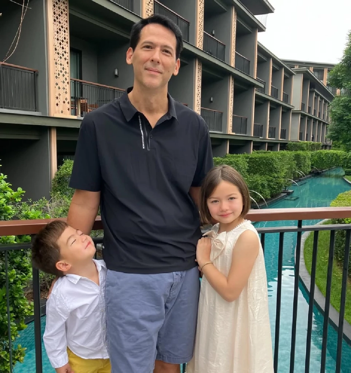 คุณพ่อสุดอบอุ่น! โอลิเวอร์ พูพาร์ท โพสต์ภาพคู่ลูก ๆ น่ารักสุด ๆ