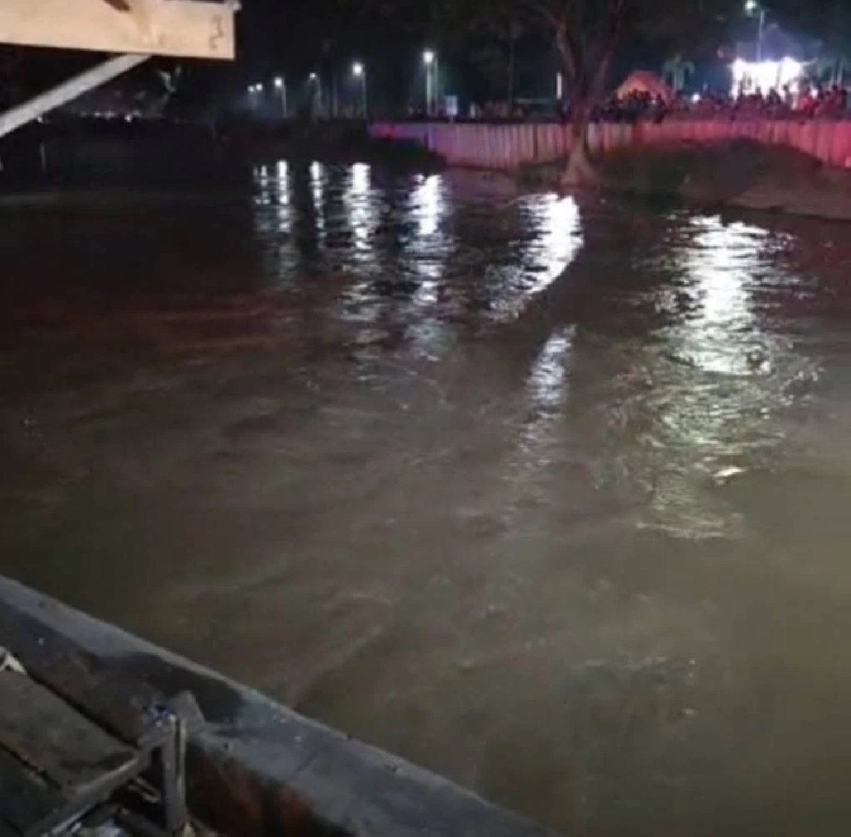 กระบะขน 13 ชีวิต พุ่งลงคลอง รอด 7 สูญหาย 6 จนท.เร่งงมหาอีก