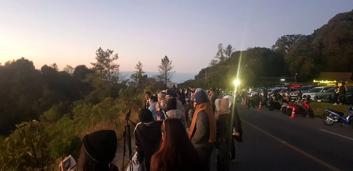 “ดอยอินทนนท์หนาวจัด! เหมยขาบโผล่ 9 วัน นักท่องเที่ยวทะลุ 2 หมื่น”