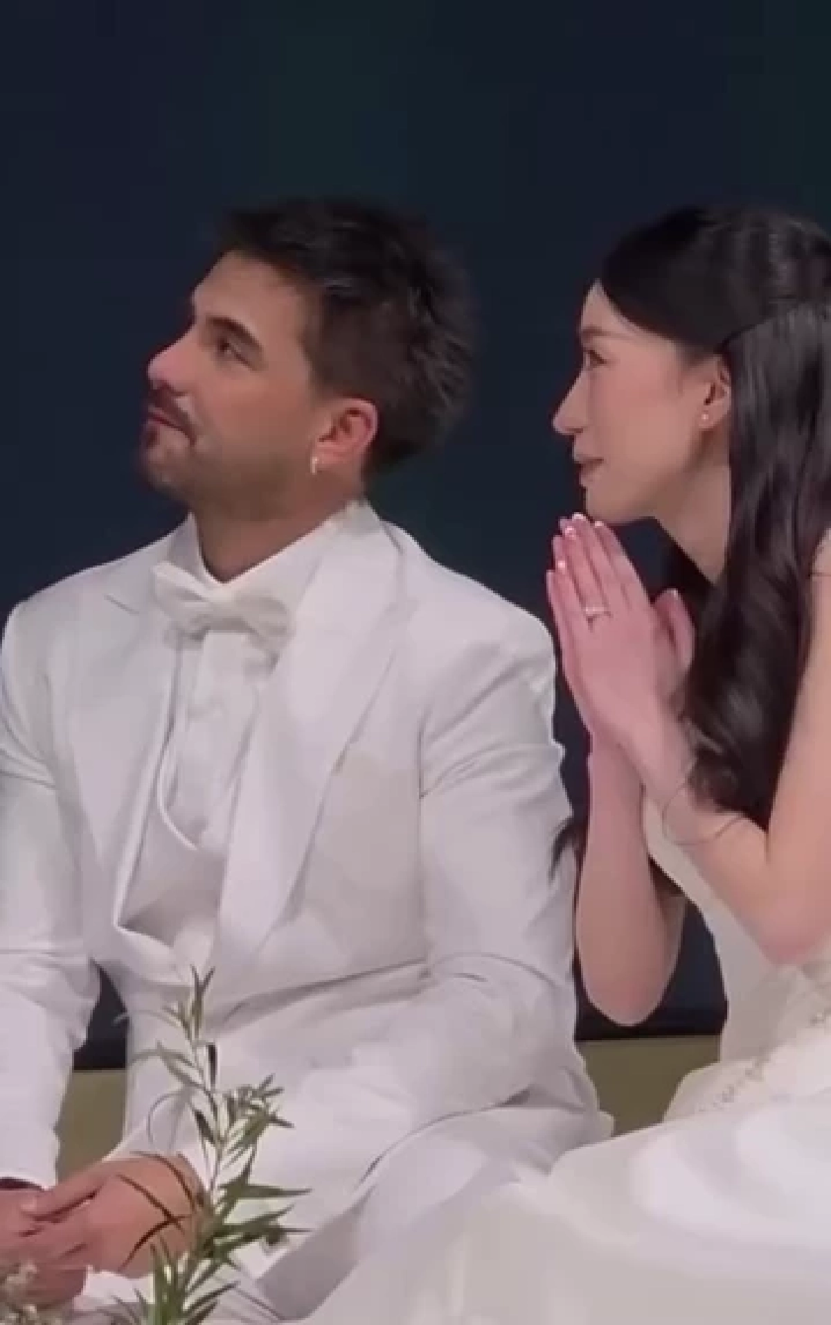 โมเมนต์ซึ้ง! “แอนดรูว์ กรเศก” หลั่งน้ำตารับพรผู้ใหญ่ ในวันวิวาห์