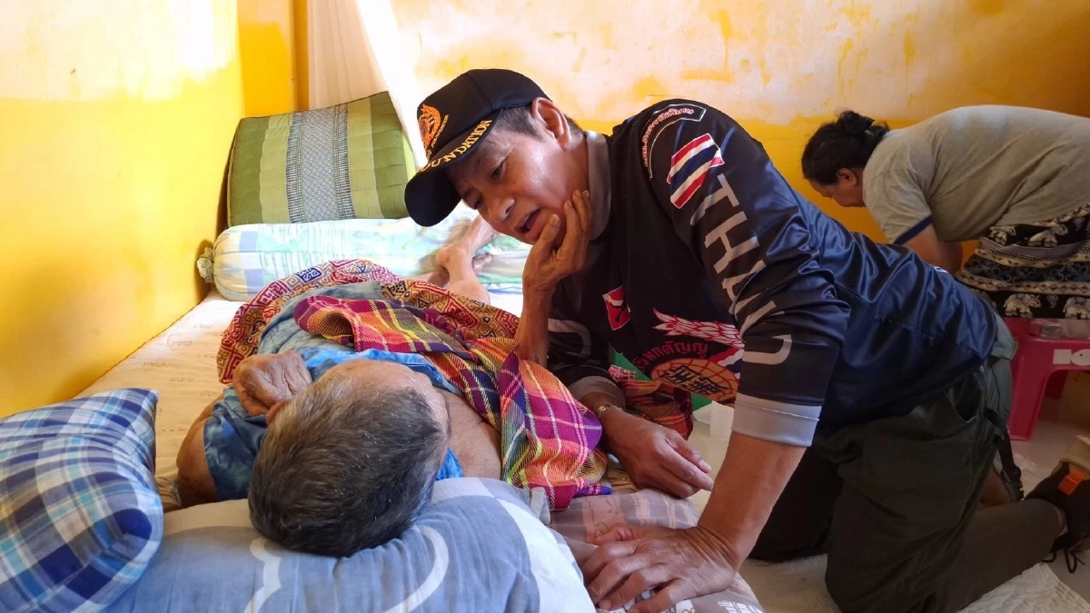 “ไทด์–ทับทิม” ลงพื้นที่หาดใหญ่ มอบของยังชีพ ช่วยผู้ป่วยติดเตียง