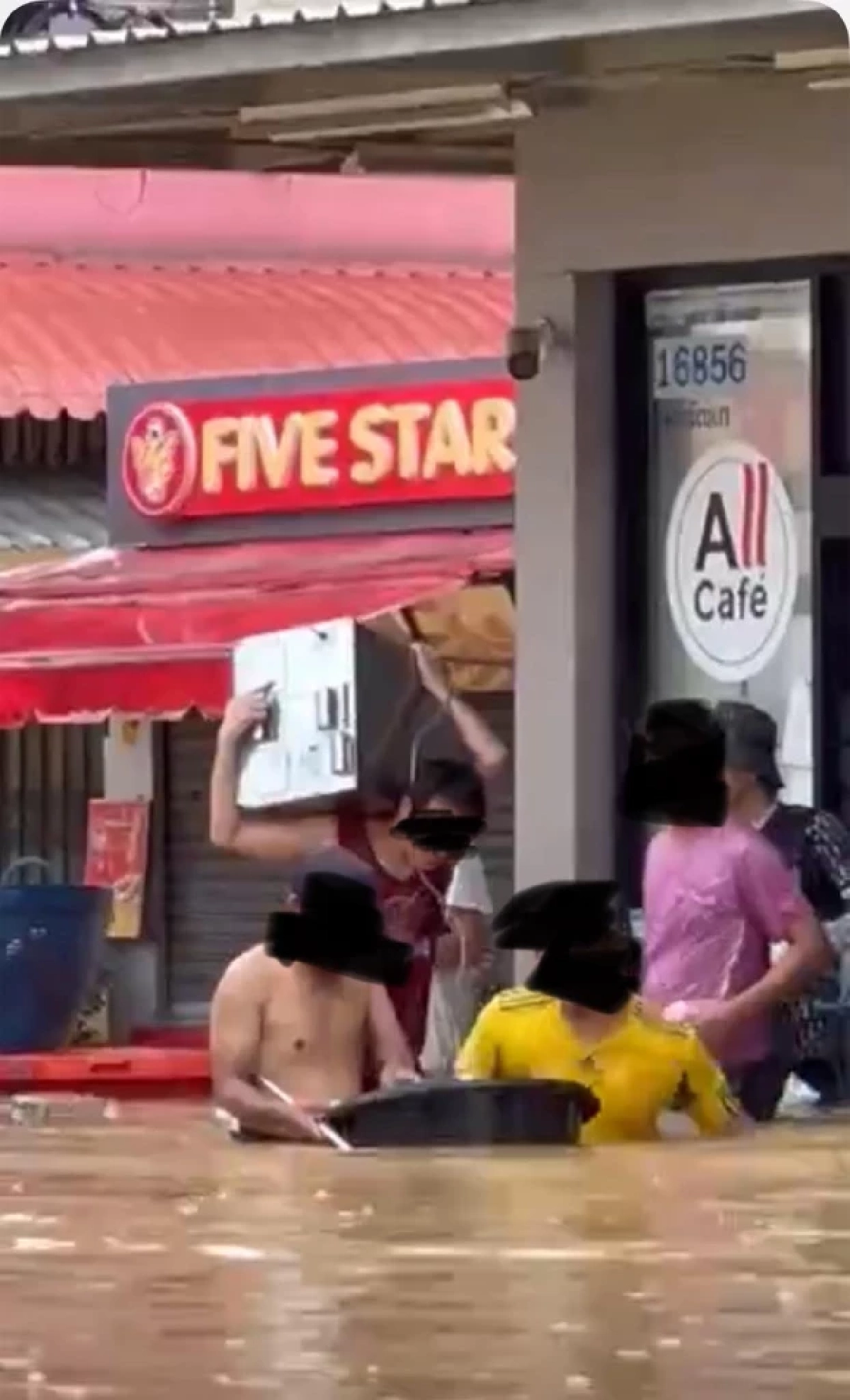 รีบเอามาคืน! ชาวบ้านโวยหนุ่มเสื้อแดงเอาไมโครเวฟ–ตู้แช่ไป