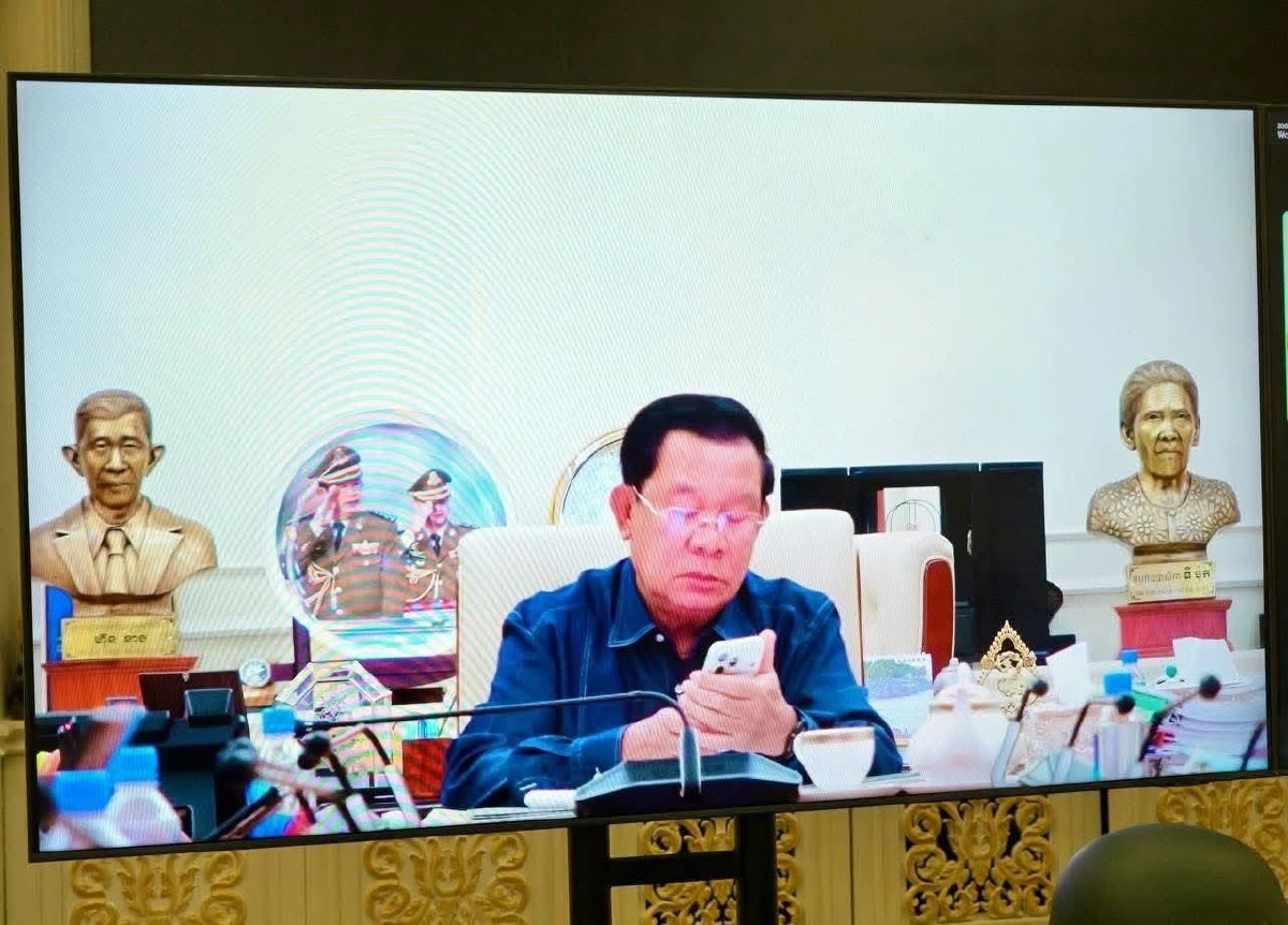 เปิดภาพ "ฮุนเซน" นั่งบัญชาการด้วยตัวเอง พร้อมนายทหารระดับสูง