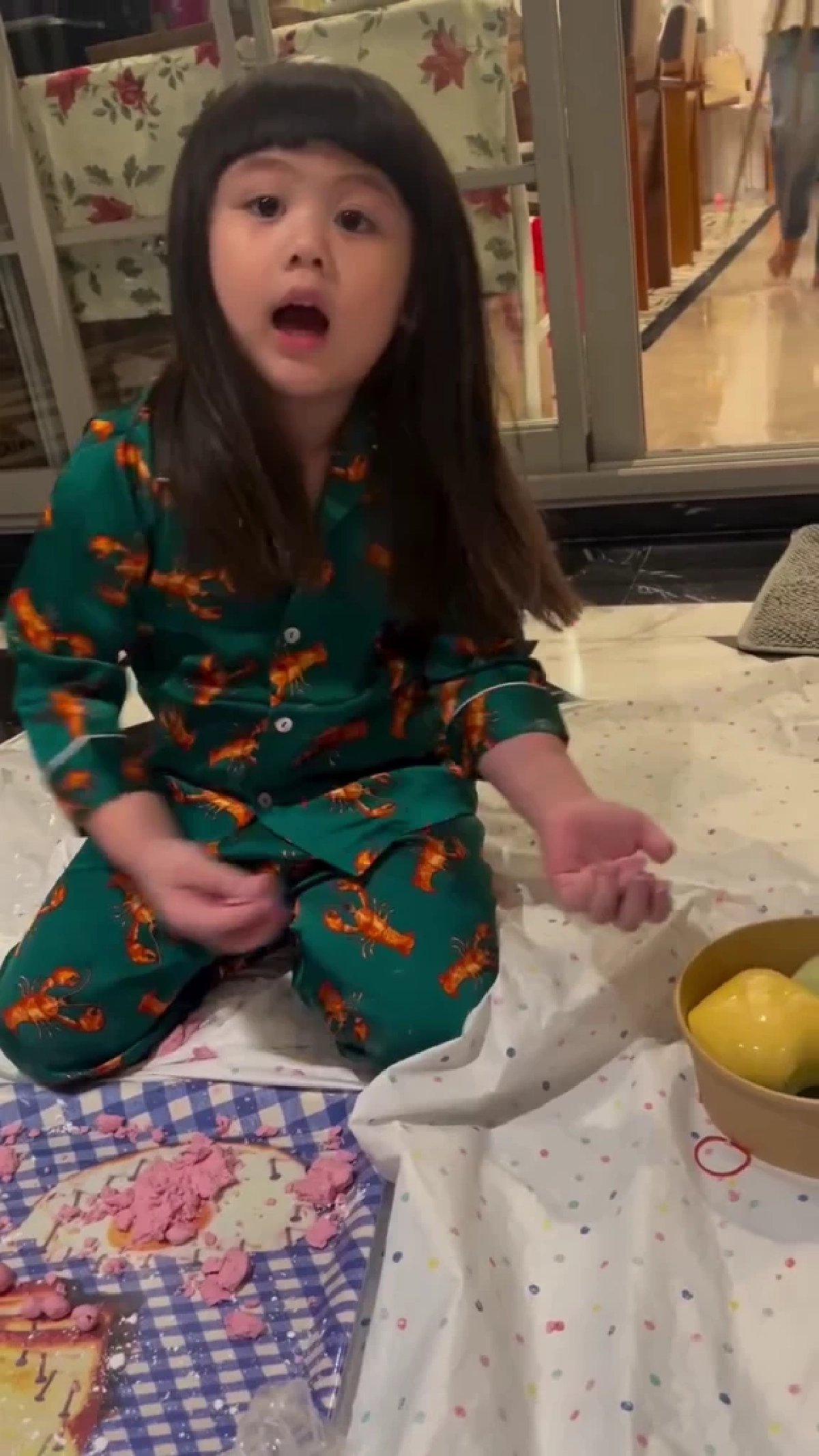  แม่ค้าตัวน้อยมาแล้ว “น้องเกล” ขายบัวลอยจริงจัง ท่าทางมืออาชีพ