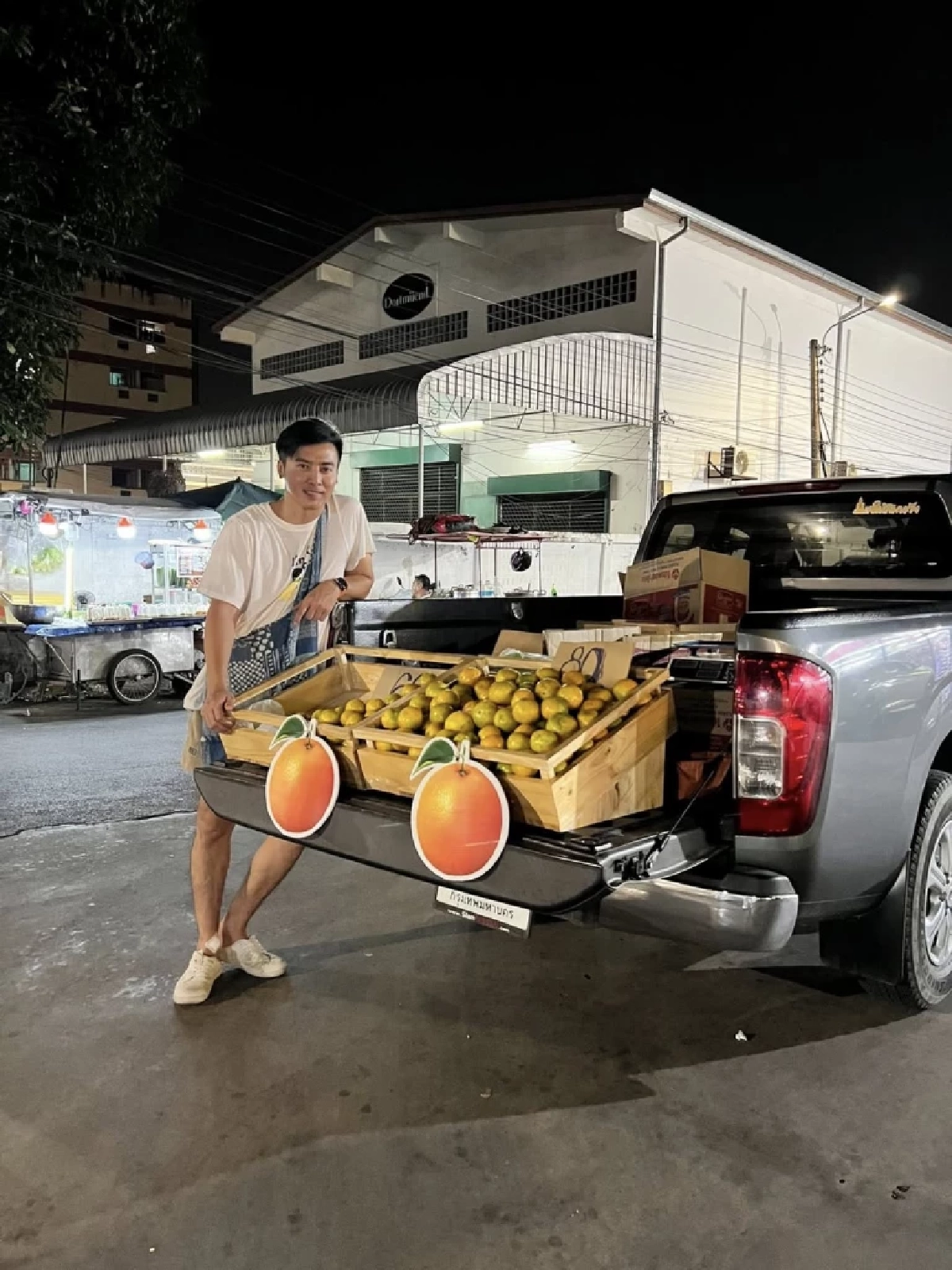 “โกสินทร์ ราชกรม” เปิดท้ายขายส้มฝาง แฟนคลับแห่อุดหนุน