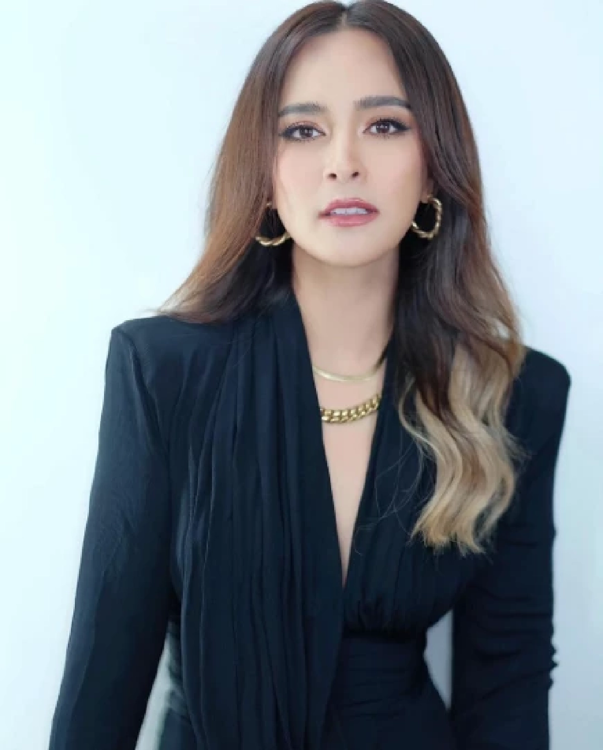 เปิดนาทีบุกรวบ \"นานา ไรบีนา\" คาบ้านพักย่านพระโขนง ในข้อหาฉ้อโกง