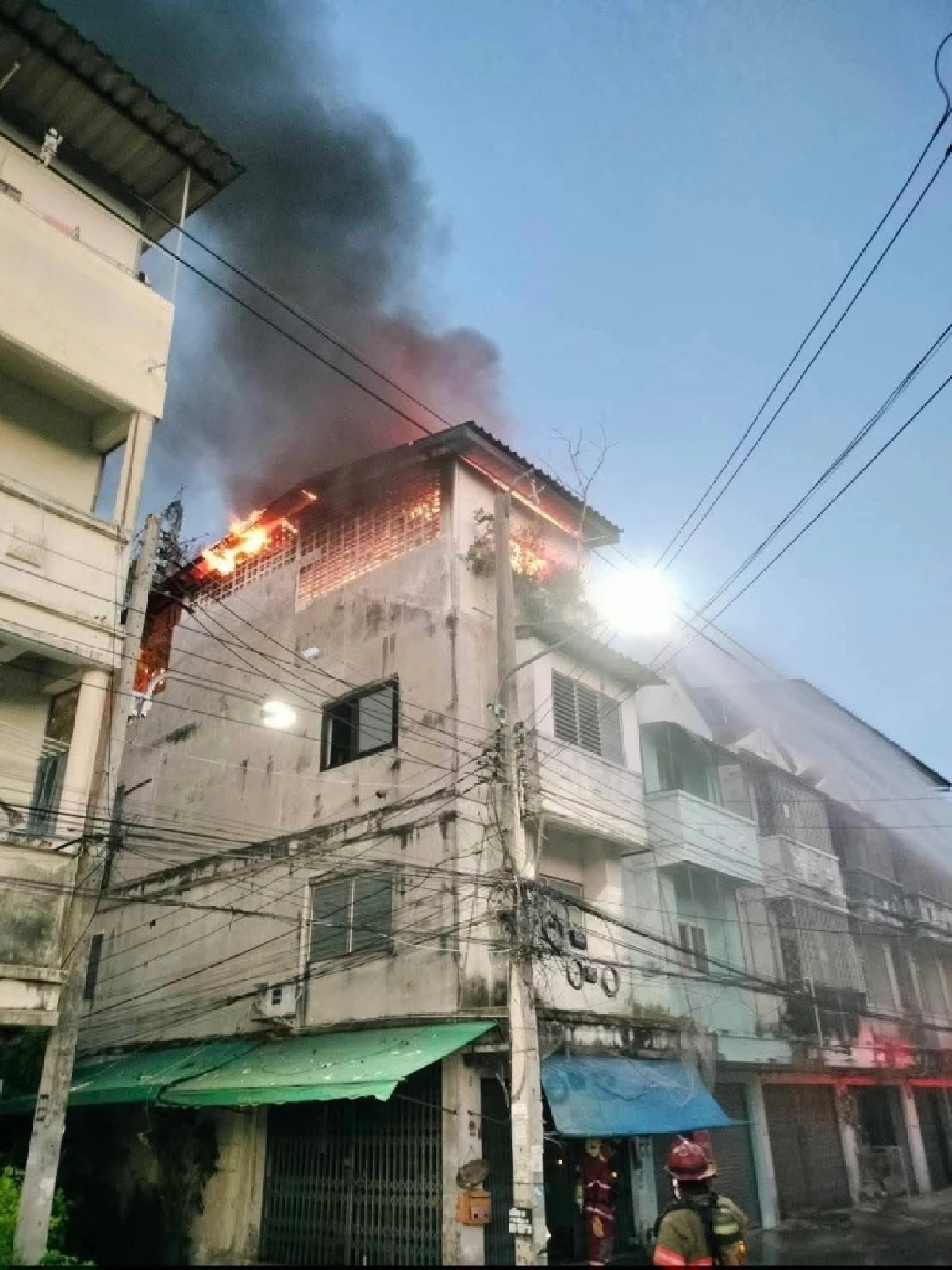 ไฟไหม้อาคารพาณิชย์ 3 ชั้น กลางเมืองชลบุรี สามารถคุมเพลิงไว้ได้