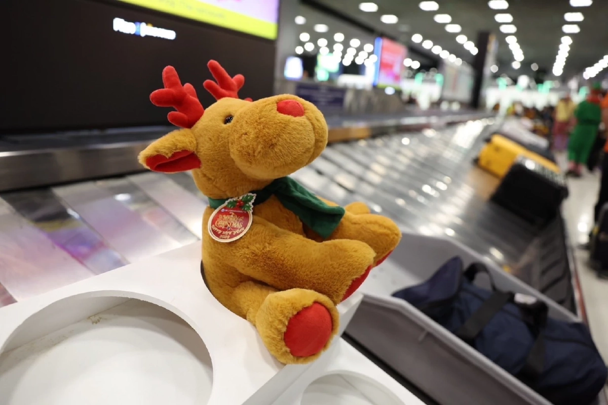 สุวรรณภูมิส่งความสุข แจกตุ๊กตา-ของขวัญผู้โดยสาร ช่วงคริสต์มาส