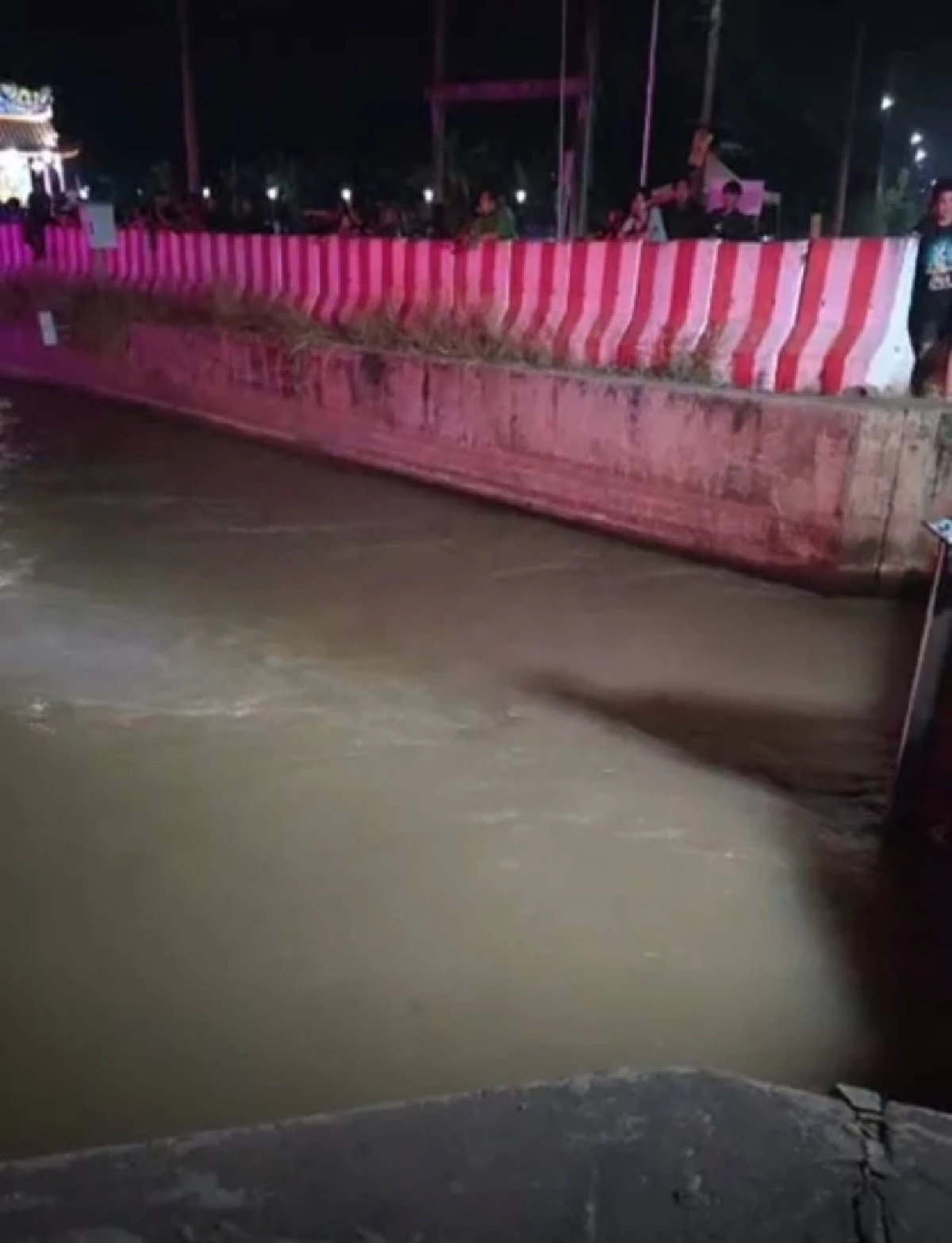 กระบะขน 13 ชีวิต พุ่งลงคลอง รอด 7 สูญหาย 6 จนท.เร่งงมหาอีก