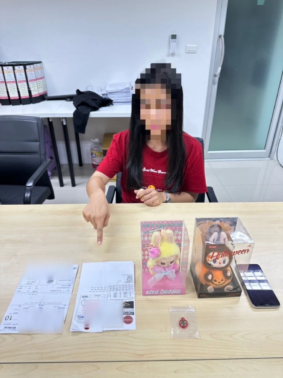 รวบแม่บ้านยักยอกทรัพย์! ตำรวจหัวหมากบุกค้นห้องพัก พบของกลาง