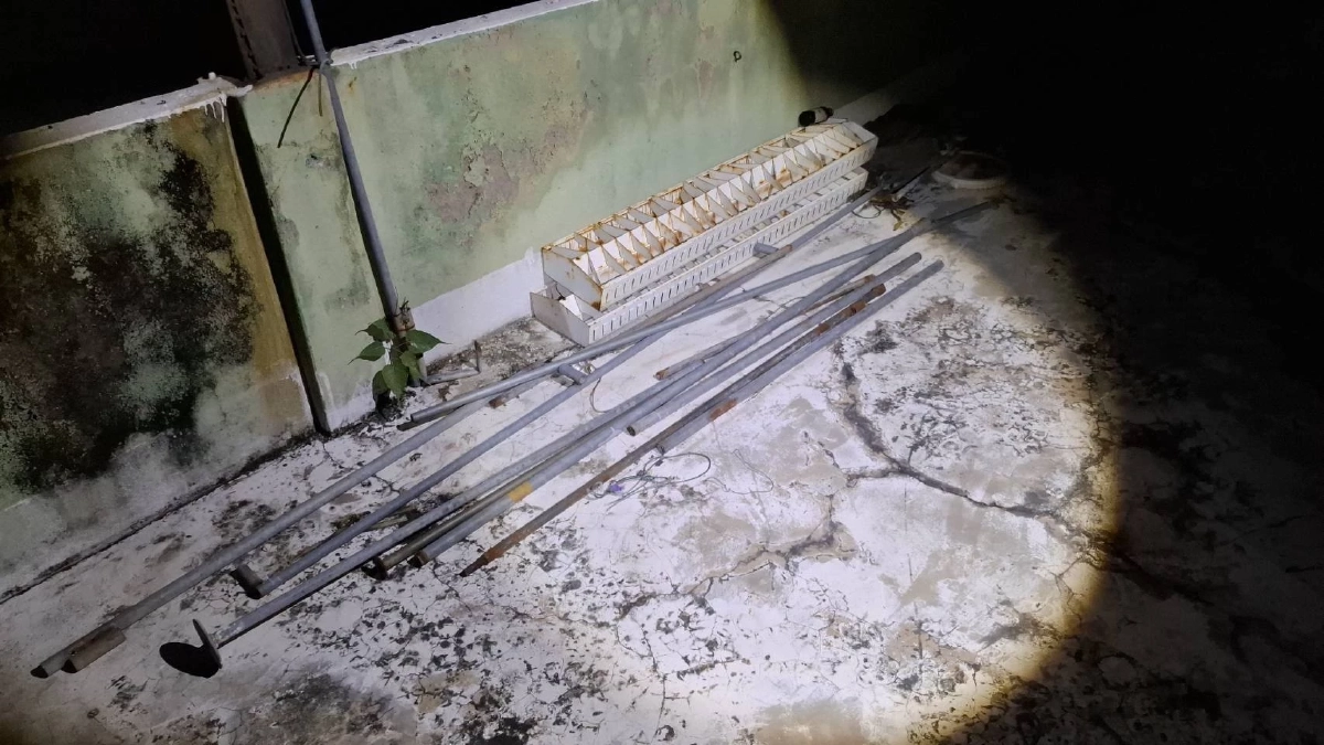 หนุ่มลาวย่องขโมยราวตากผ้า พลาดเหยียบหลังคาแตก ร่วงจากดาดฟ้า