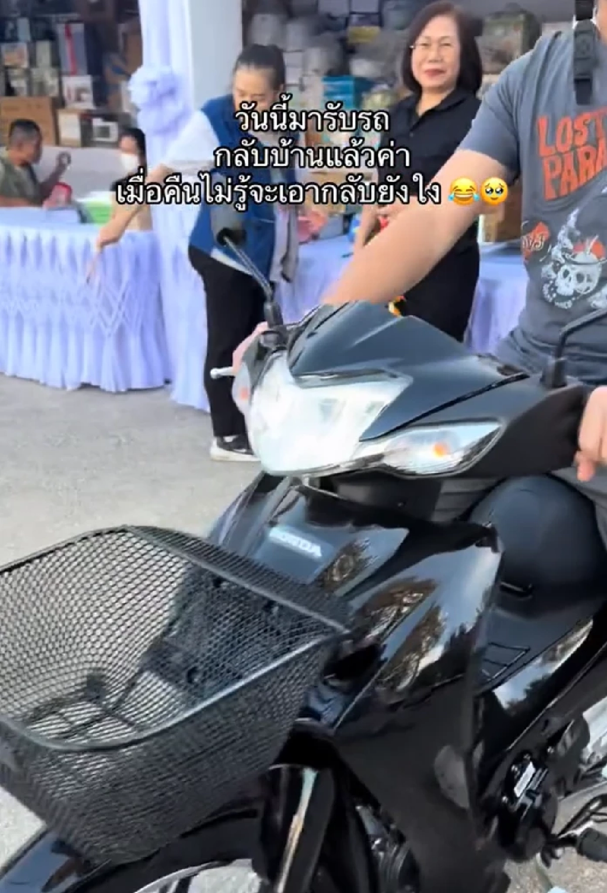 สาวเที่ยวงานกาชาด ตักไข่ว่าจะเอาน้ำยาล้างจาน แต่ได้รางวัลใหญ่