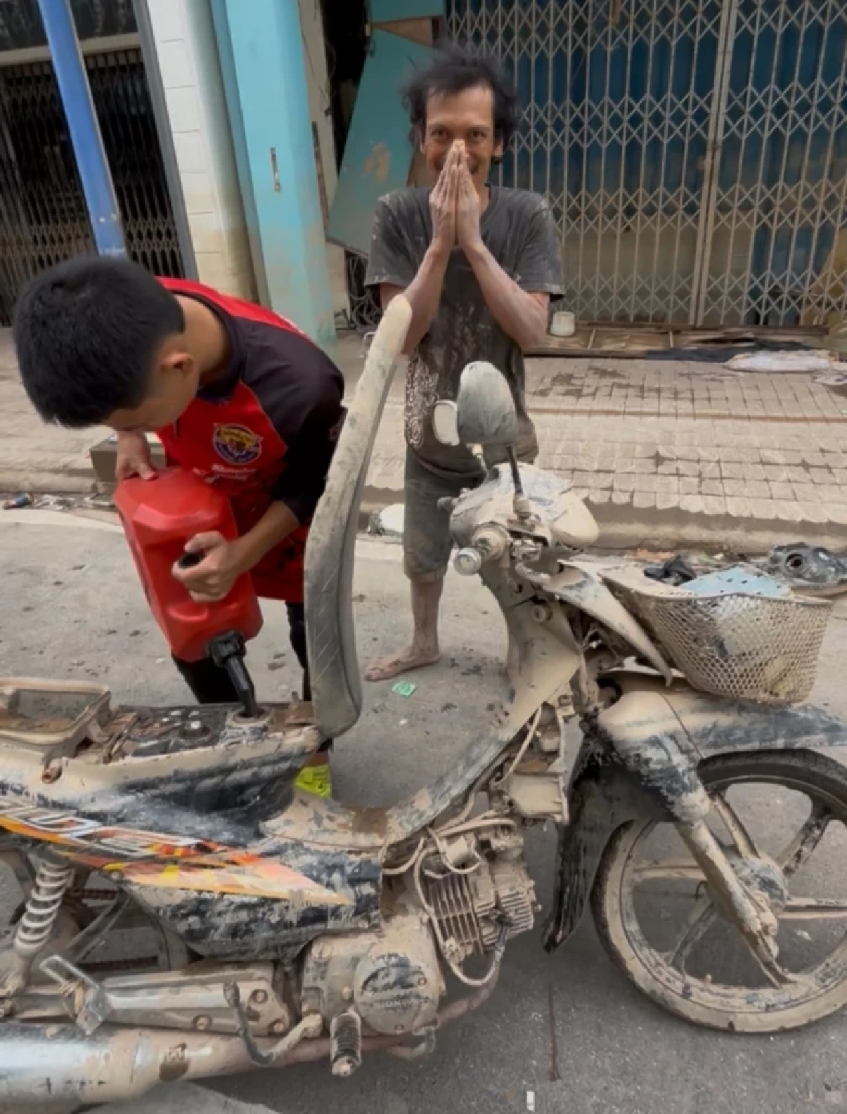 ลูกสาวไหว้ขอบคุณ เจอแล้ว ตา-ยาย พี่ชัยตามหาน้ำมัน ขี่เอายาไปให้