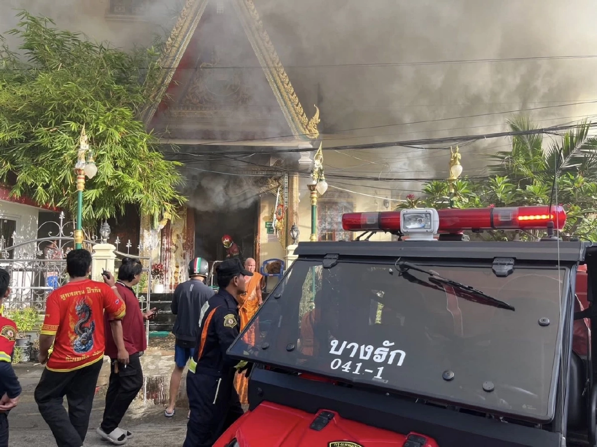ไฟไหม้กุฏิพระวัดมหาพฤฒารามย่านบางรัก เจ้าหน้าที่เร่งคุมเพลิง