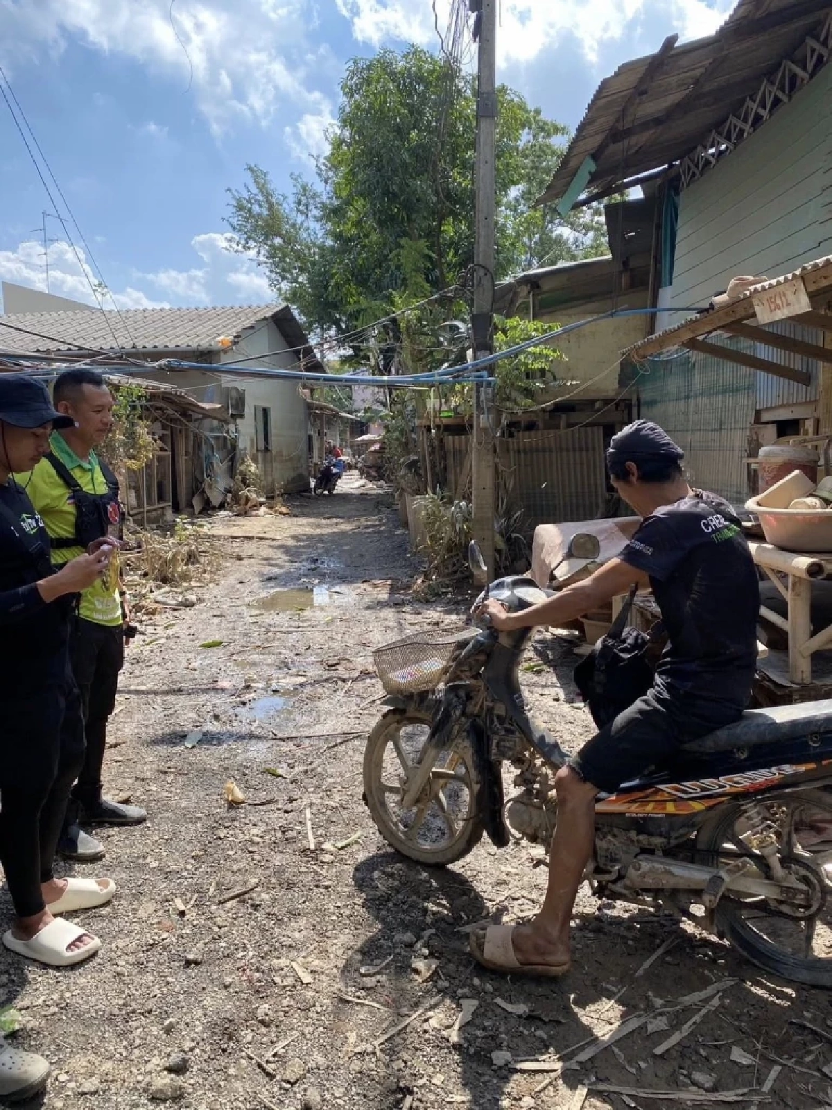 ลูกสาวไหว้ขอบคุณ เจอแล้ว ตา-ยาย พี่ชัยตามหาน้ำมัน ขี่เอายาไปให้