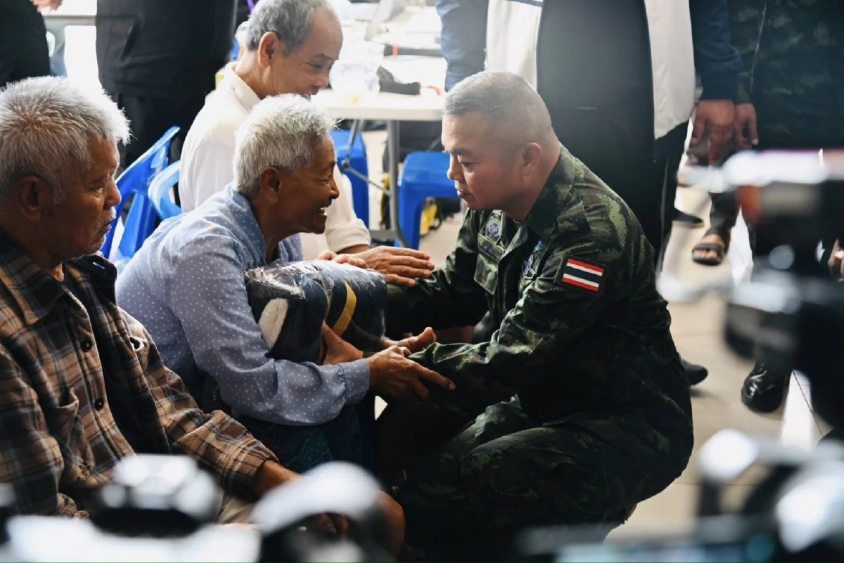 พลโท บุญสิน พาดกลาง อดีตแม่ทัพภาคที่ 2 ได้ลงพื้นที่ให้กำลังใจ
