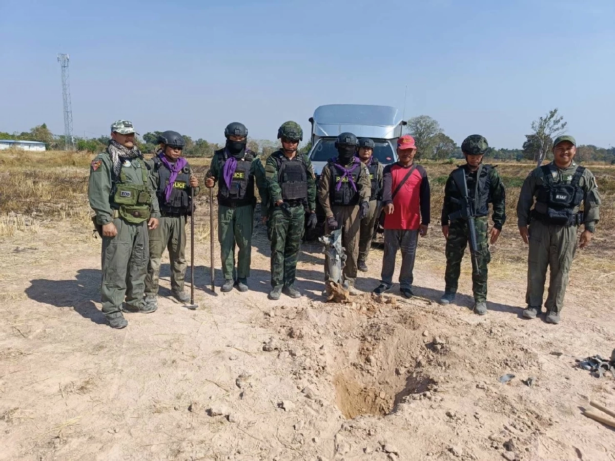 กกล.บูรพา ผนึกกำลังชุด EOD เร่งเก็บกู้วัตถุระเบิดเคลียร์พื้นที่