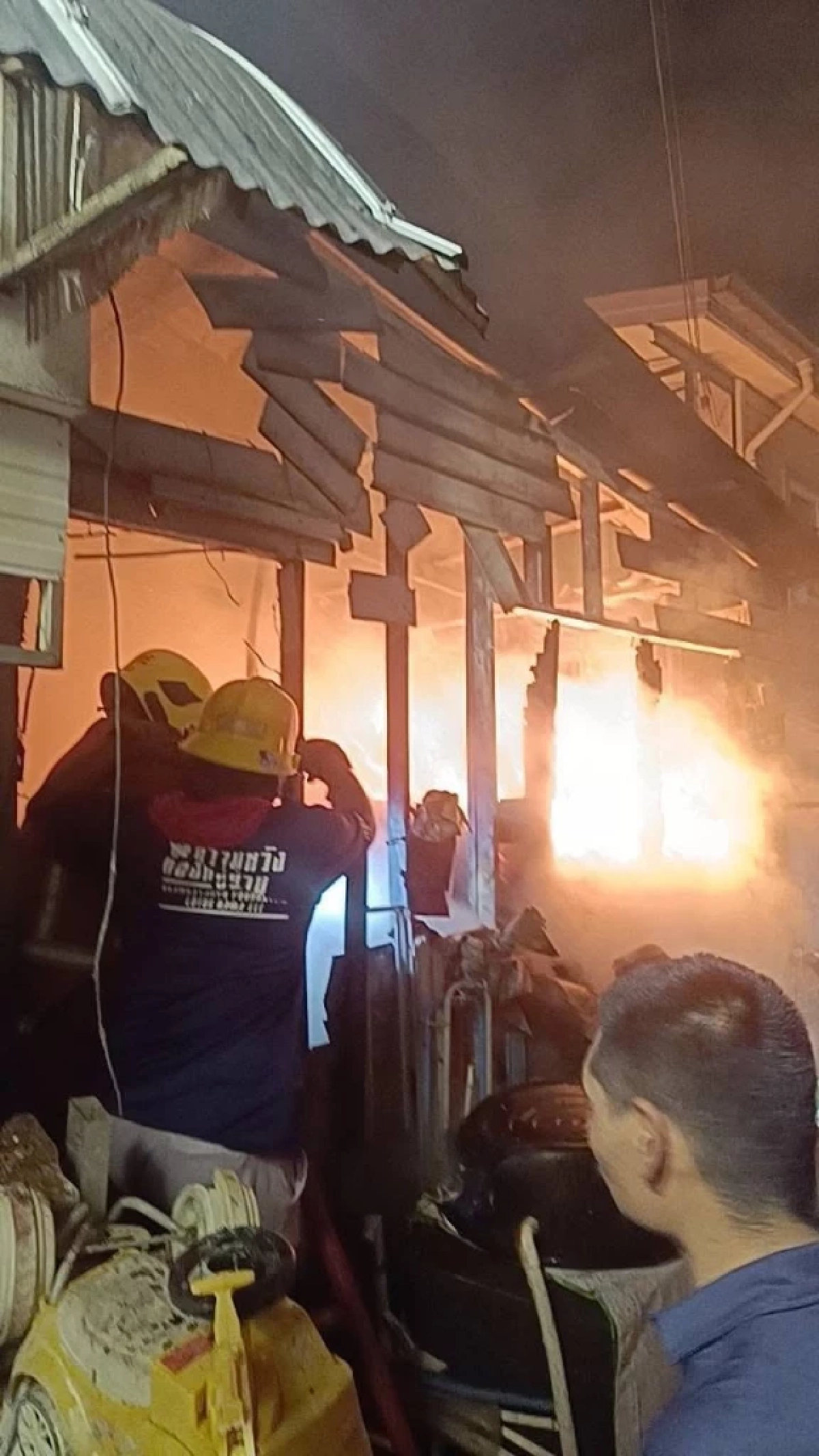 ไฟไหม้บ้านเรือนย่านอิสรภาพ 15 ธนบุรี คุมเพลิงได้รวดเร็ว