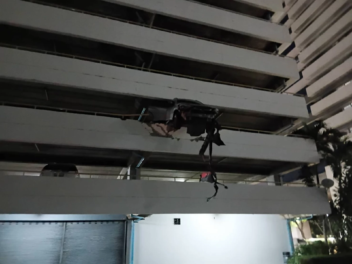 เกือบร่วงตึก เก๋งพุ่งทะลุกำแพงลานจอดรถ แห่ส่องเลขทะเบียน