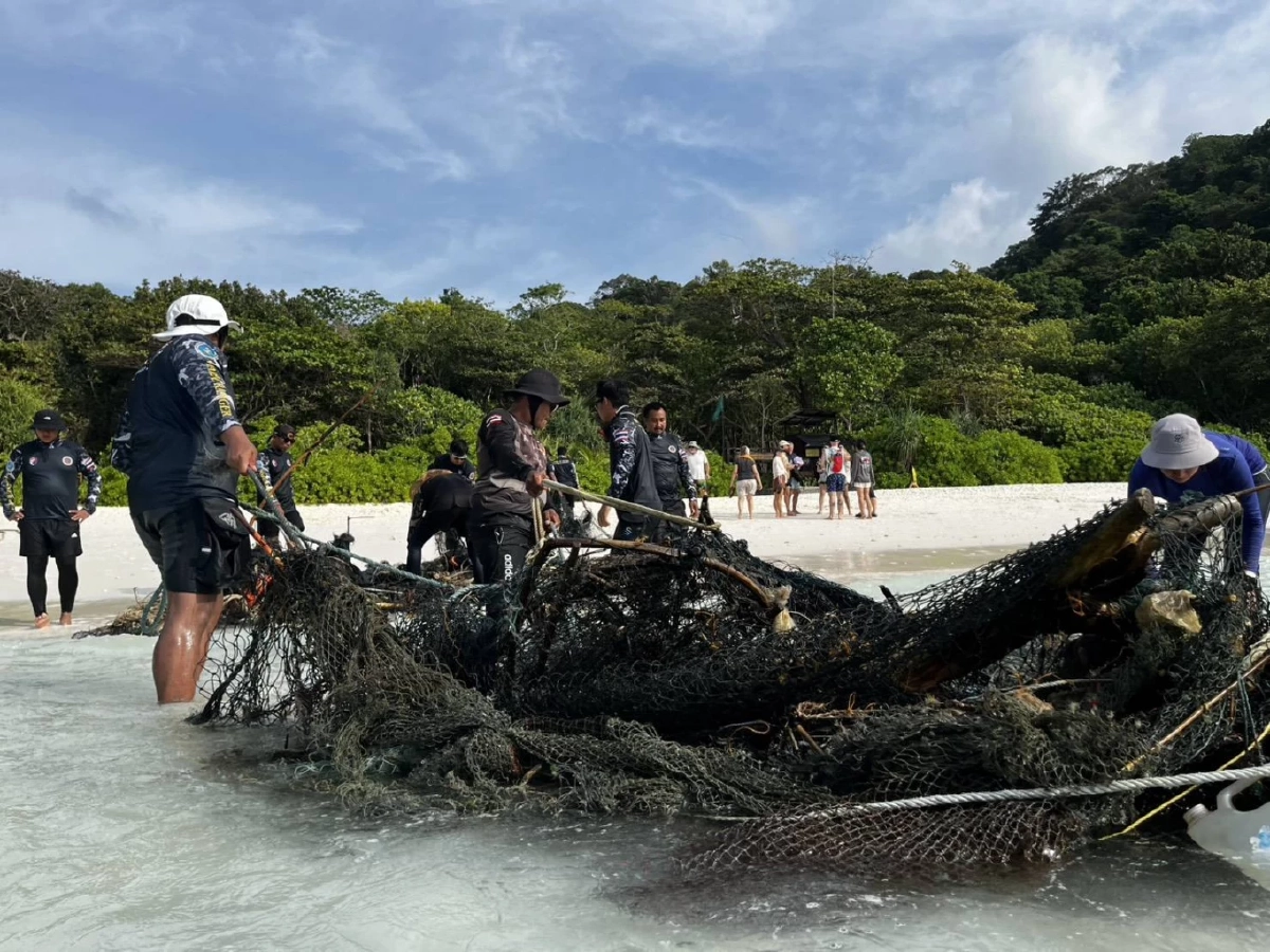 เจ้าหน้าที่อุทยานฯ สิมิลัน เก็บกู้อวนผี กว่า 1 ตัน ช่วยชีวิตสัตว์