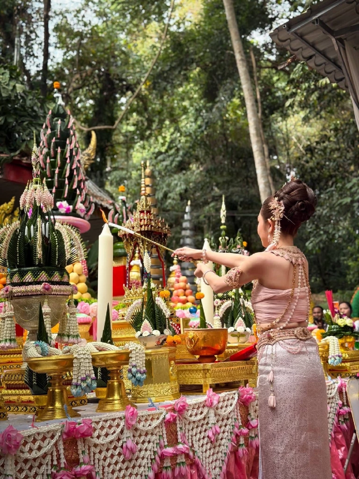 แอน อรดี รำถวายมือพ่อปู่ศรีสุทโธ–แม่ย่าศรีปทุมมา จุดธูปได้เลขชัด