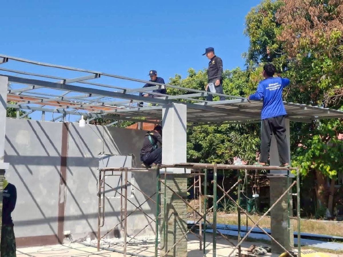 ทหารพัน.ร.12 ลงพื้นที่ฟื้นฟูบ้านเรือนผู้ประสบภัยชายแดน