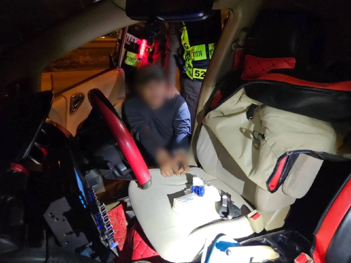 จุดตรวจปีใหม่ลำปาง รวบผู้ต้องหาซุกยาบ้า 3,000 เม็ด ใต้เบาะรถ